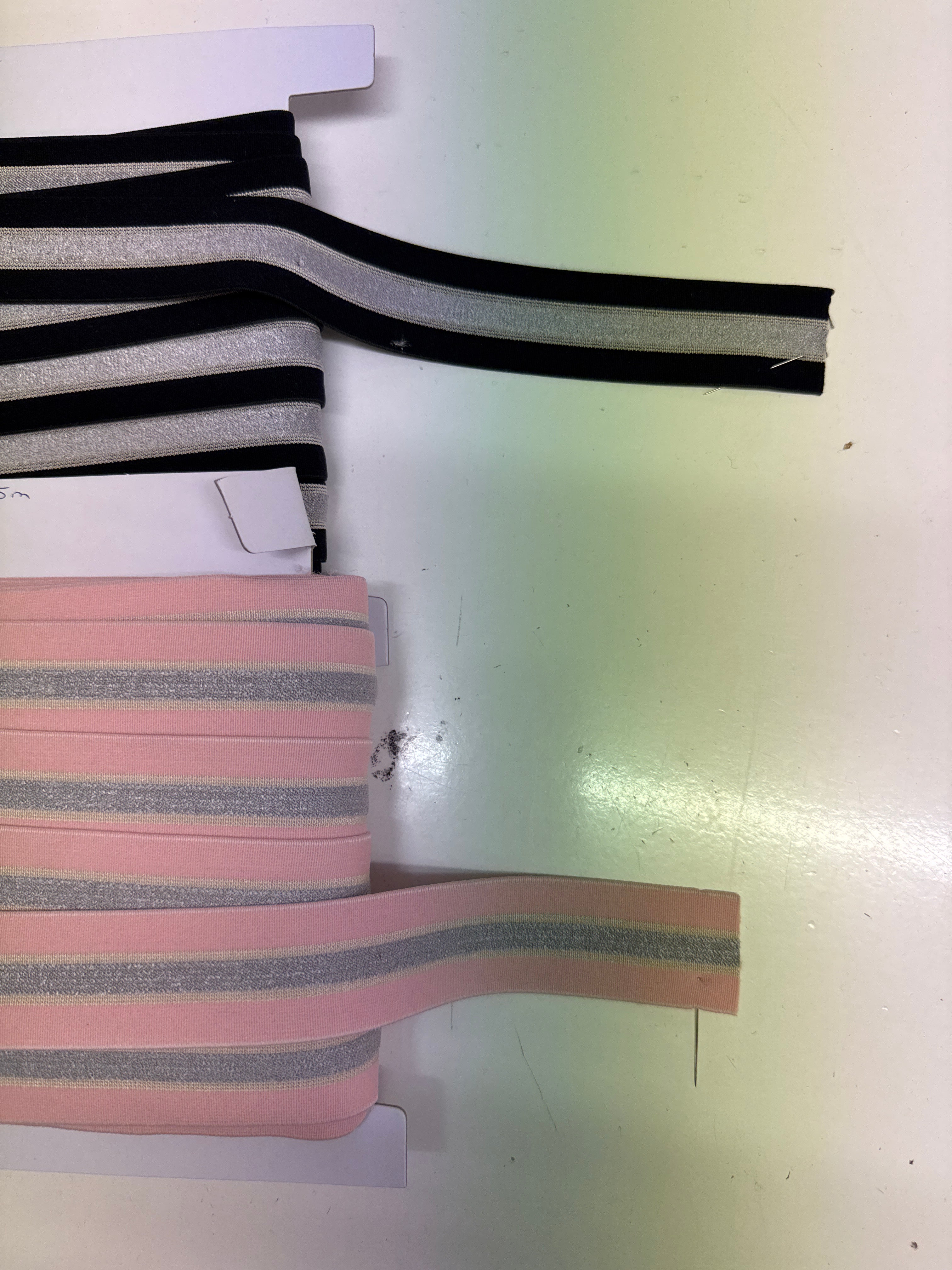 Elastik svart og rosa stríput 40 kr mtr.