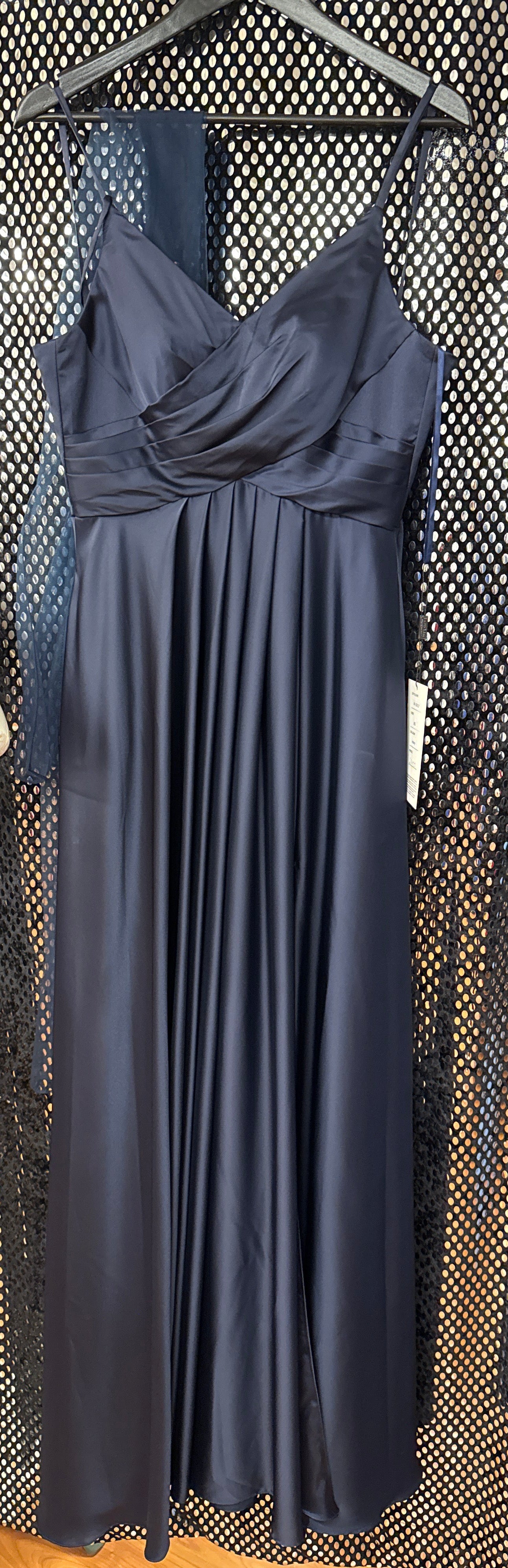 Myrkabláur og reyður veitslukjóli við bindibond aftan 2400 kr