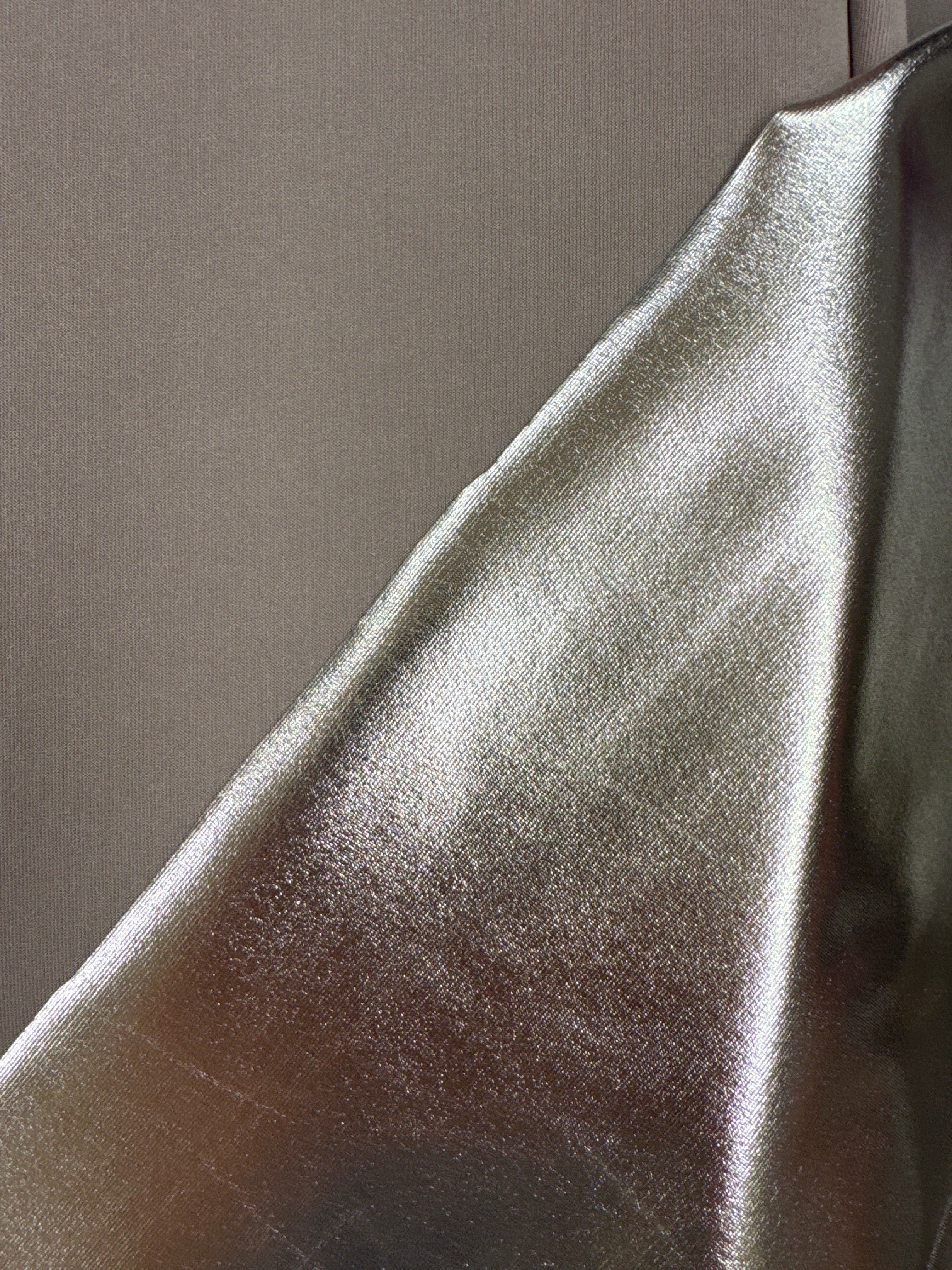 Gull, silvur og myrkari gull meturvøra 150 kr mtr.