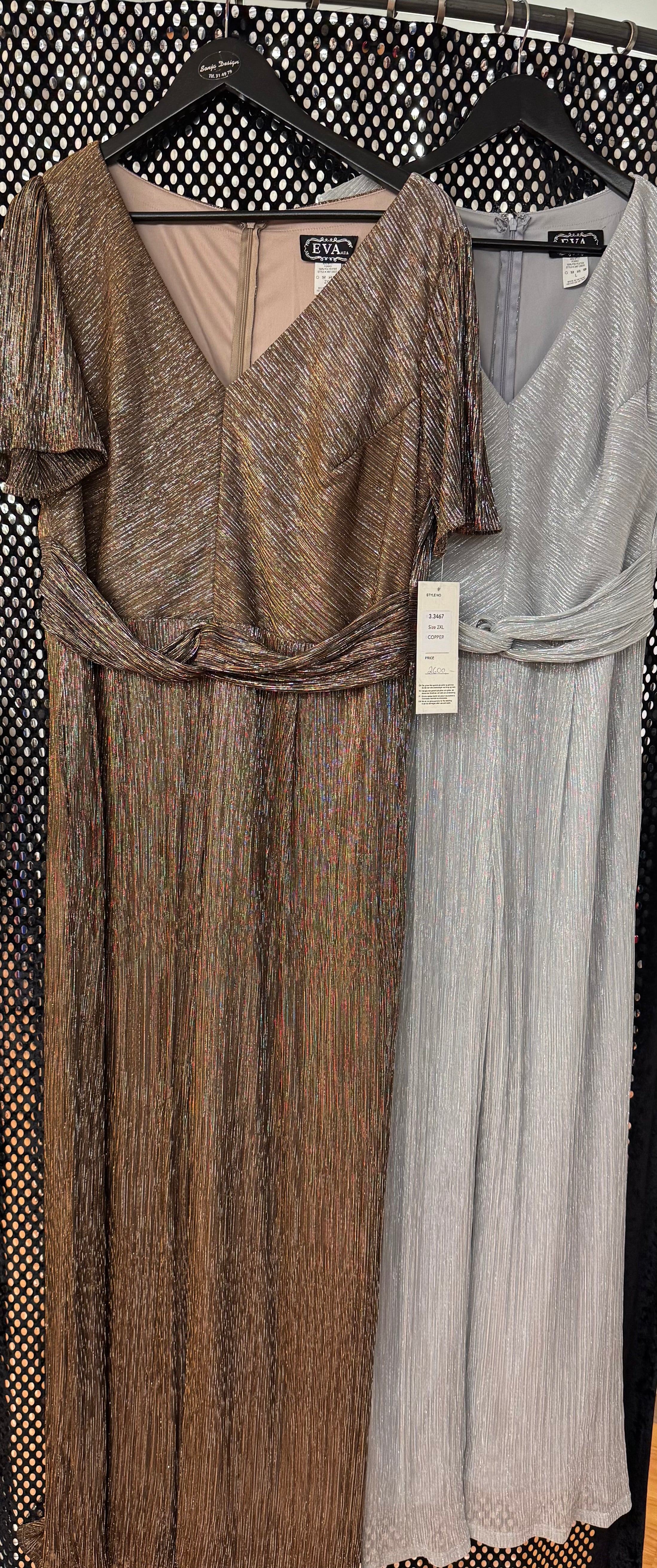 Buksidrakt í gull og silvur í stødd L og 2XL 2600 kr