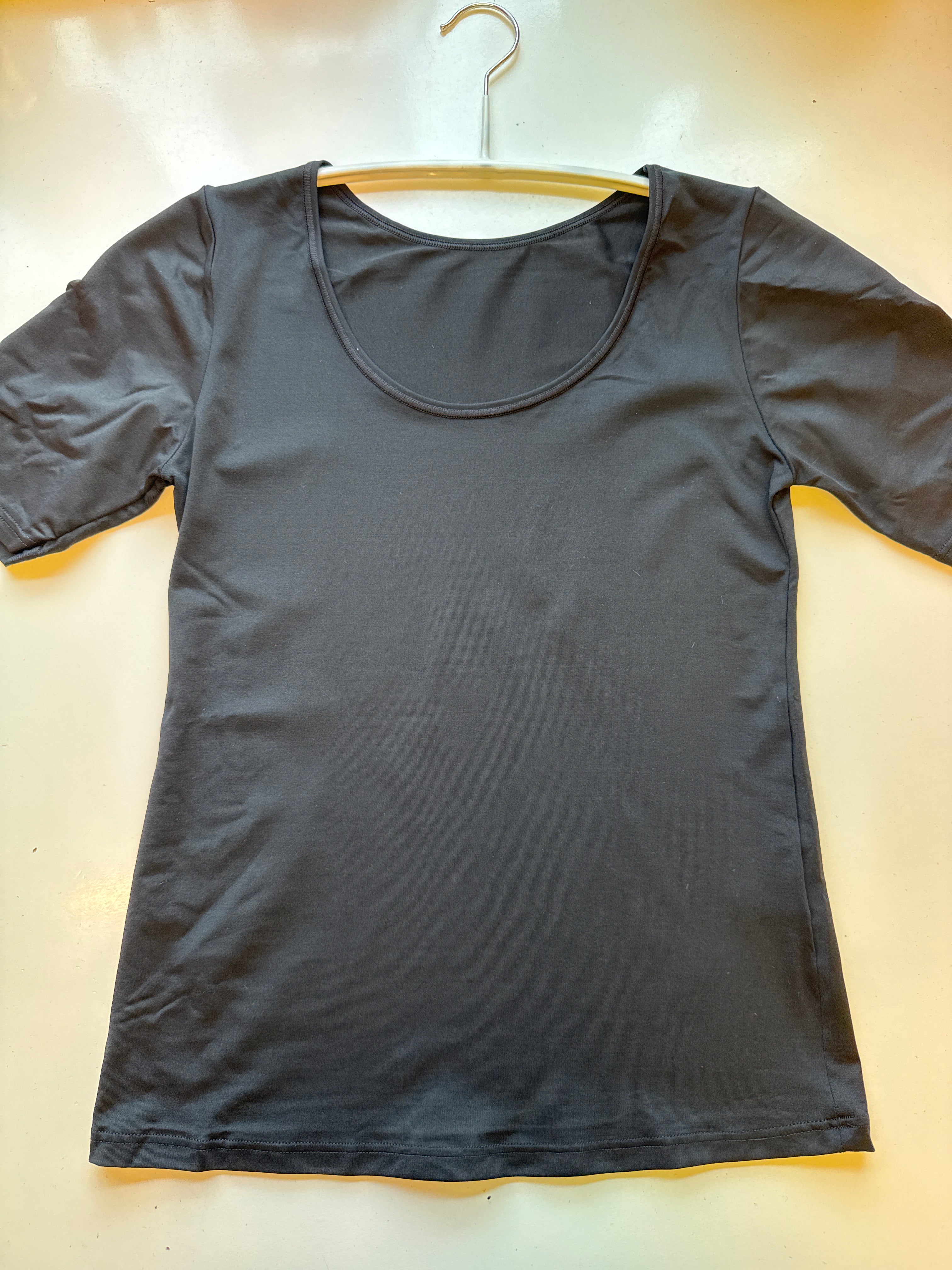 Svørt Dim blusa við stuttum ermum