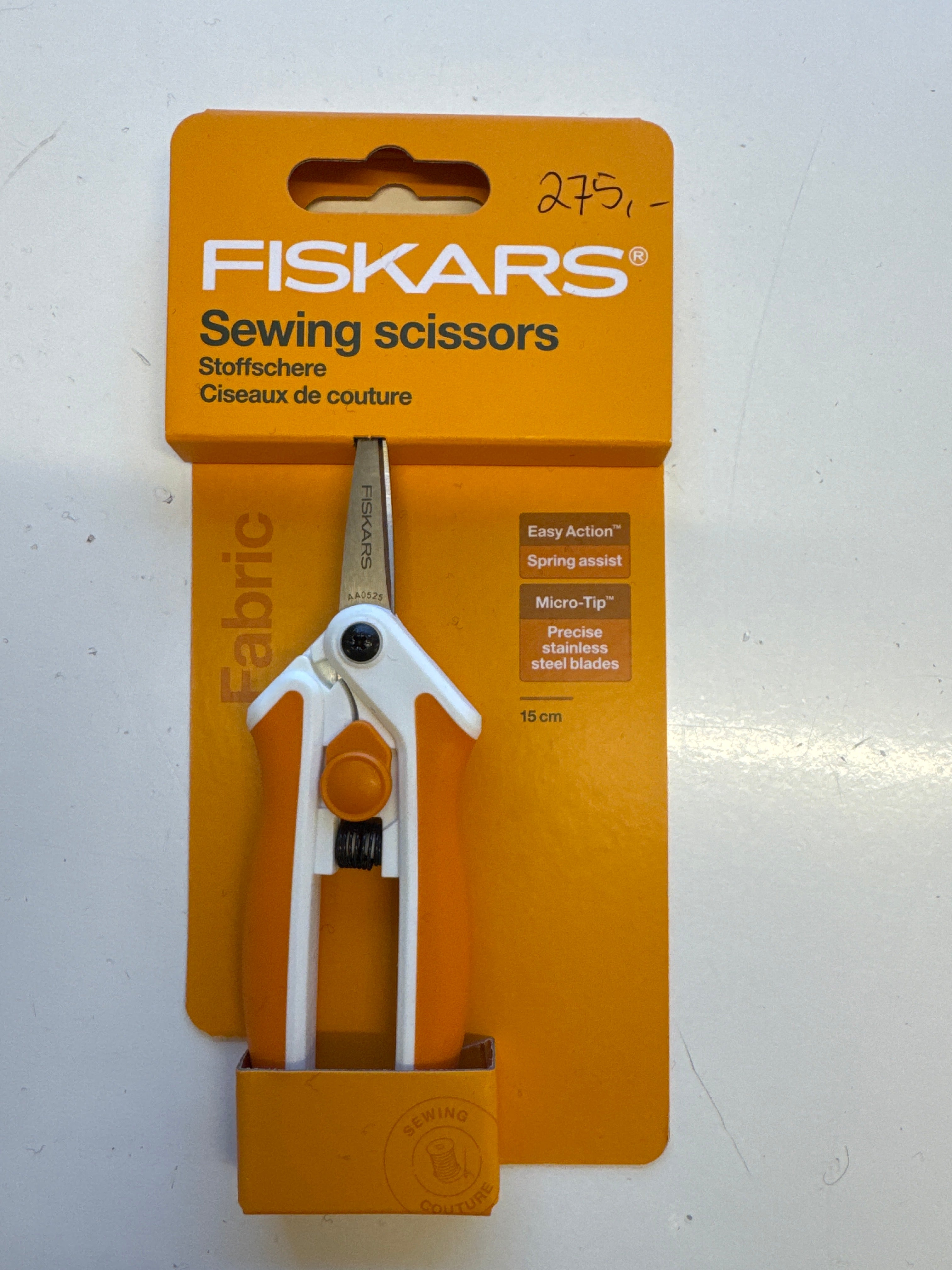 Saksur, góður at klippa hjørn og trá 275 kr