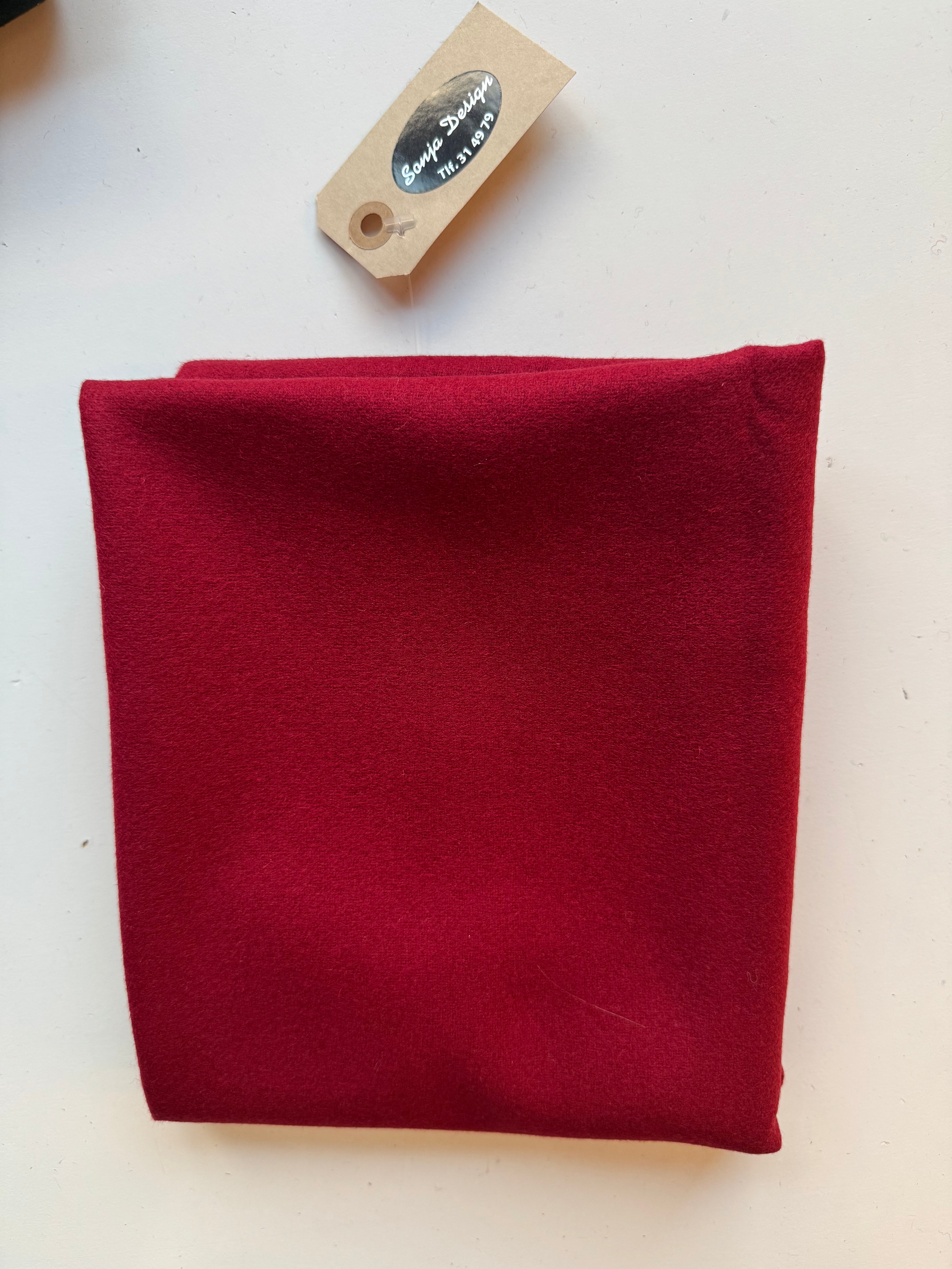 Vínreytt vestatoy/stykki - Tilfar til føroysk klæðir