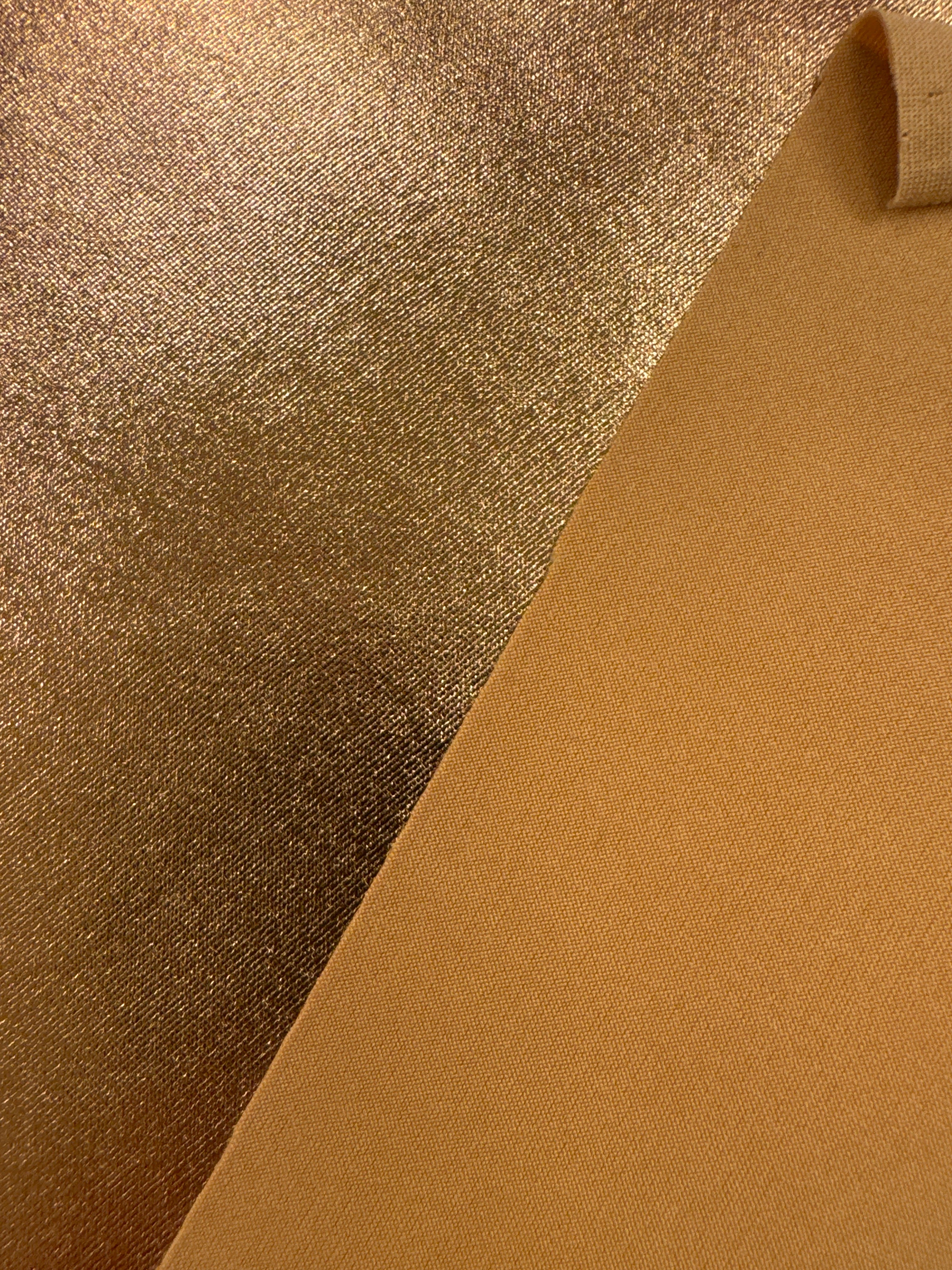 Gull, silvur og myrkari gull meturvøra 150 kr mtr.