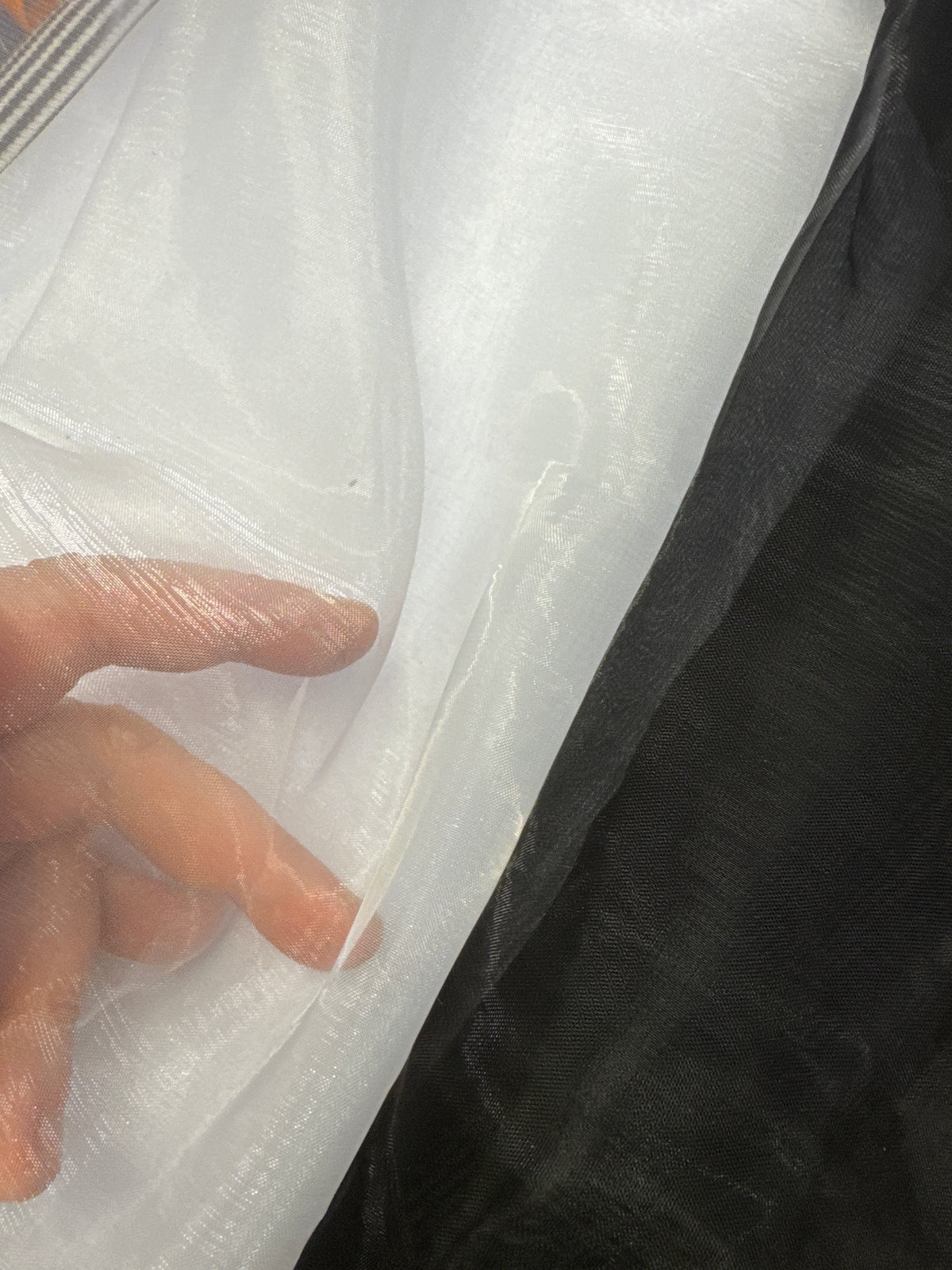 Organza hvítt og svart 50 kr mtr.