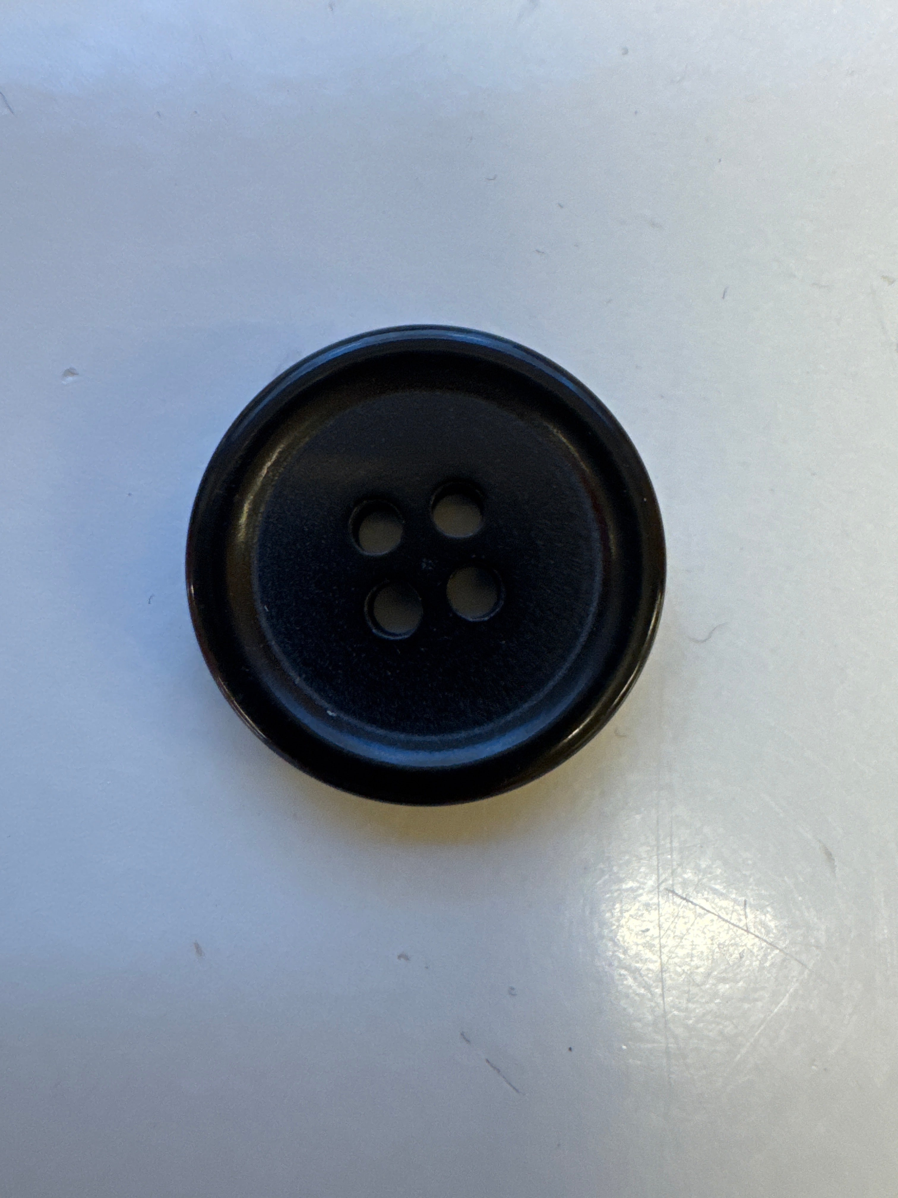 Svartur knappur til føroyskar buksir