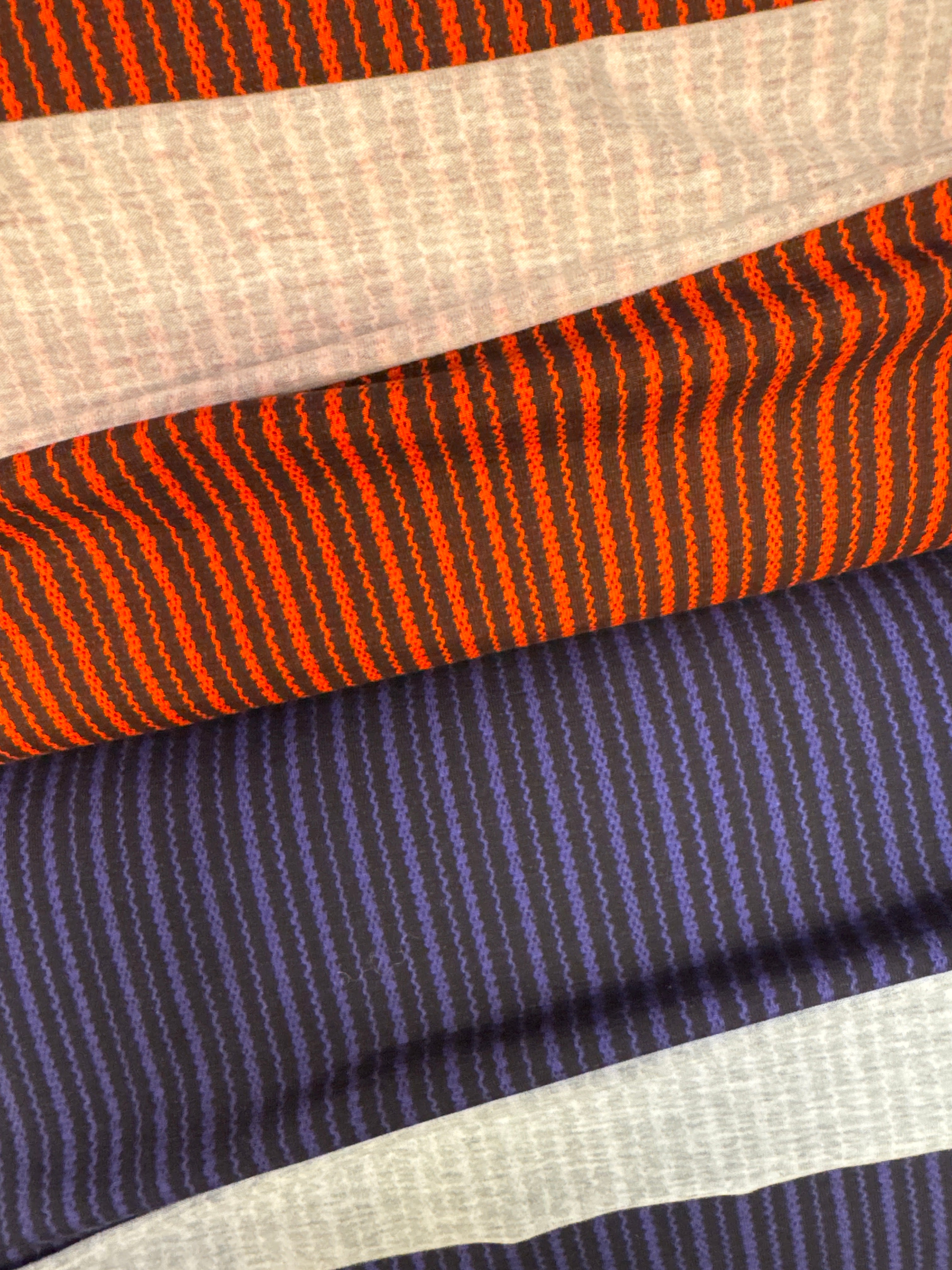 Bummull jersey við føroyskum prenti 180 kr mtr.