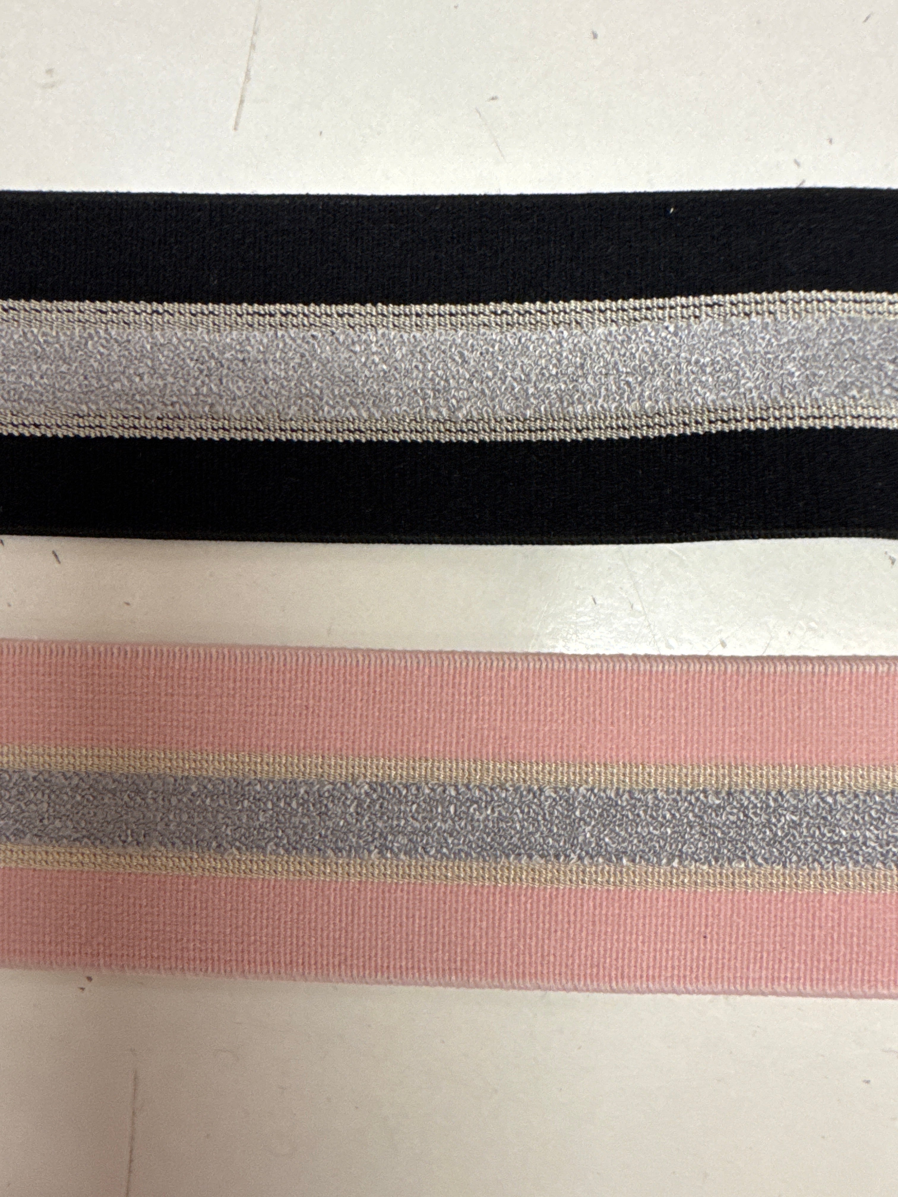 Elastik svart og rosa stríput 40 kr mtr.
