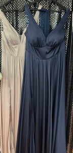 Rosa og marinubláur veitslukjóli stødd XL og 3XL 2400 kr.