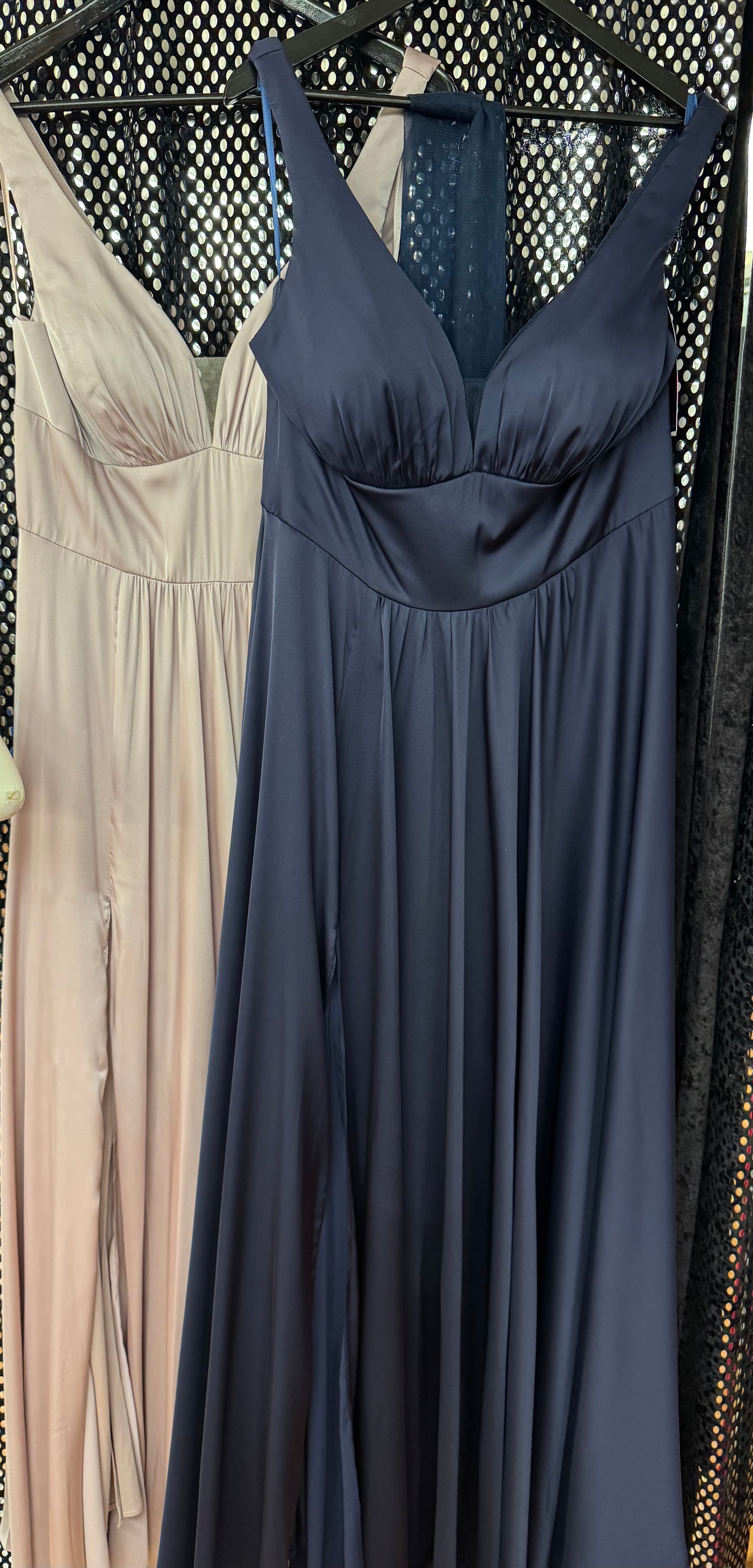 Rosa og marinubláur veitslukjóli stødd XL og 3XL 2400 kr.