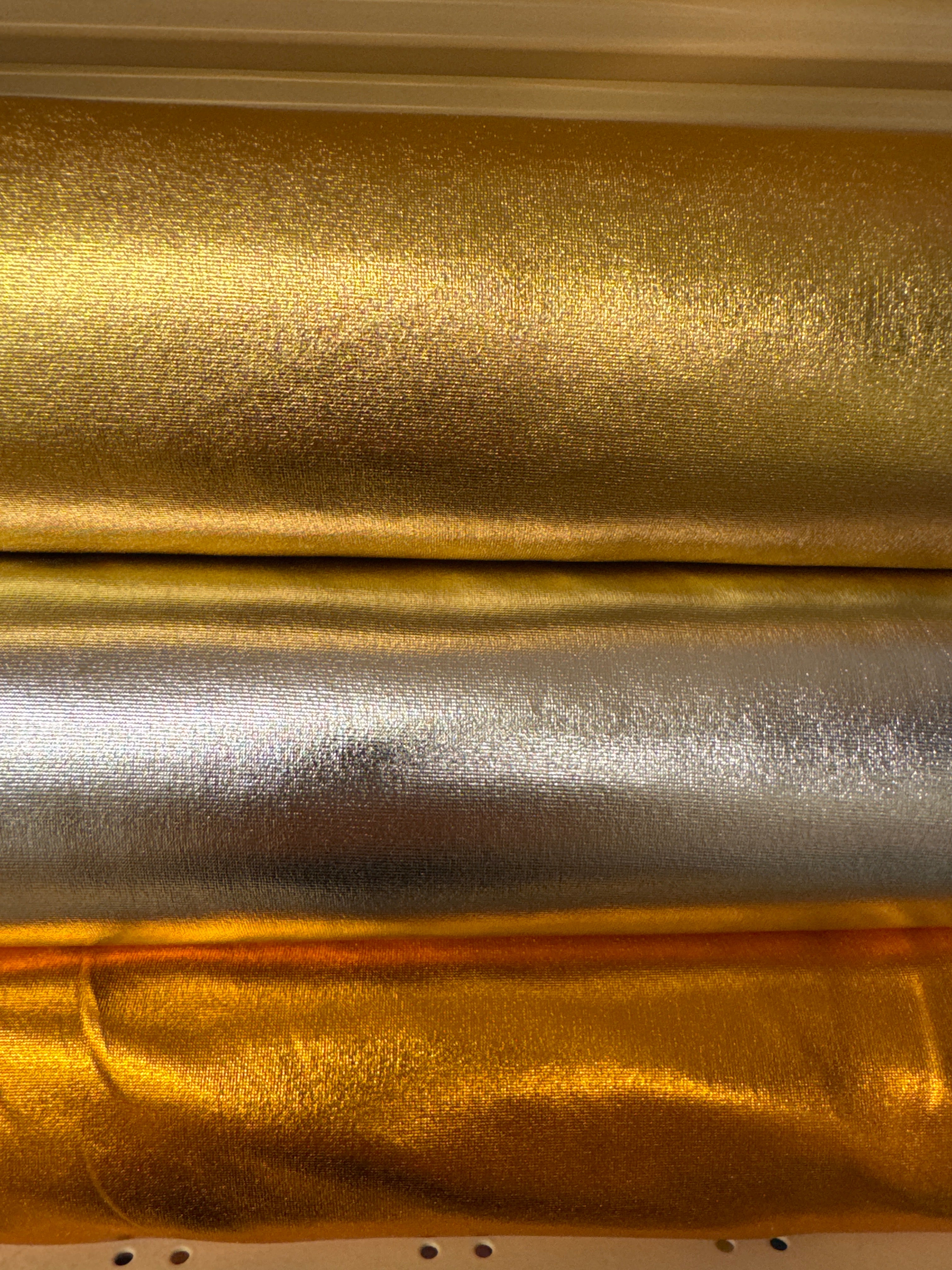 Gull, silvur og myrkari gull meturvøra 150 kr mtr.