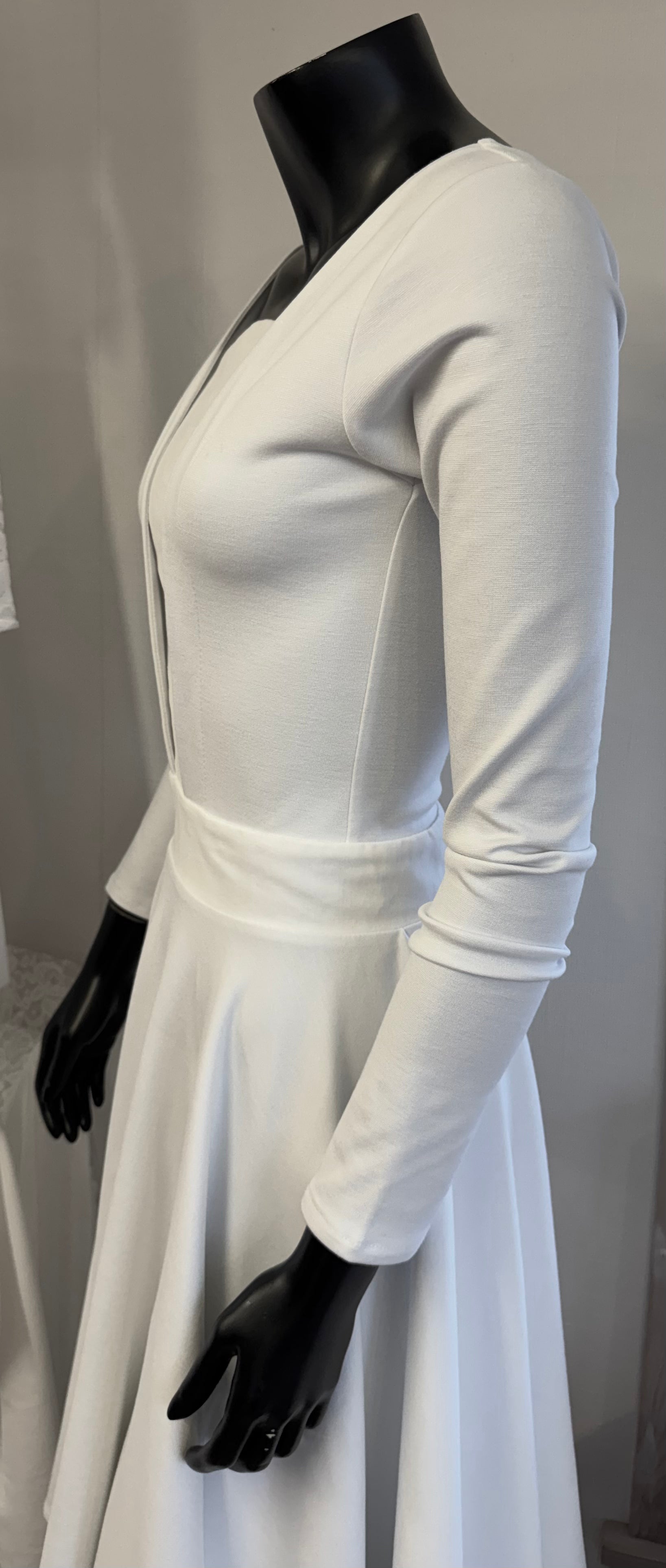 Fermingarkjóli líkist føroyskum klæðum