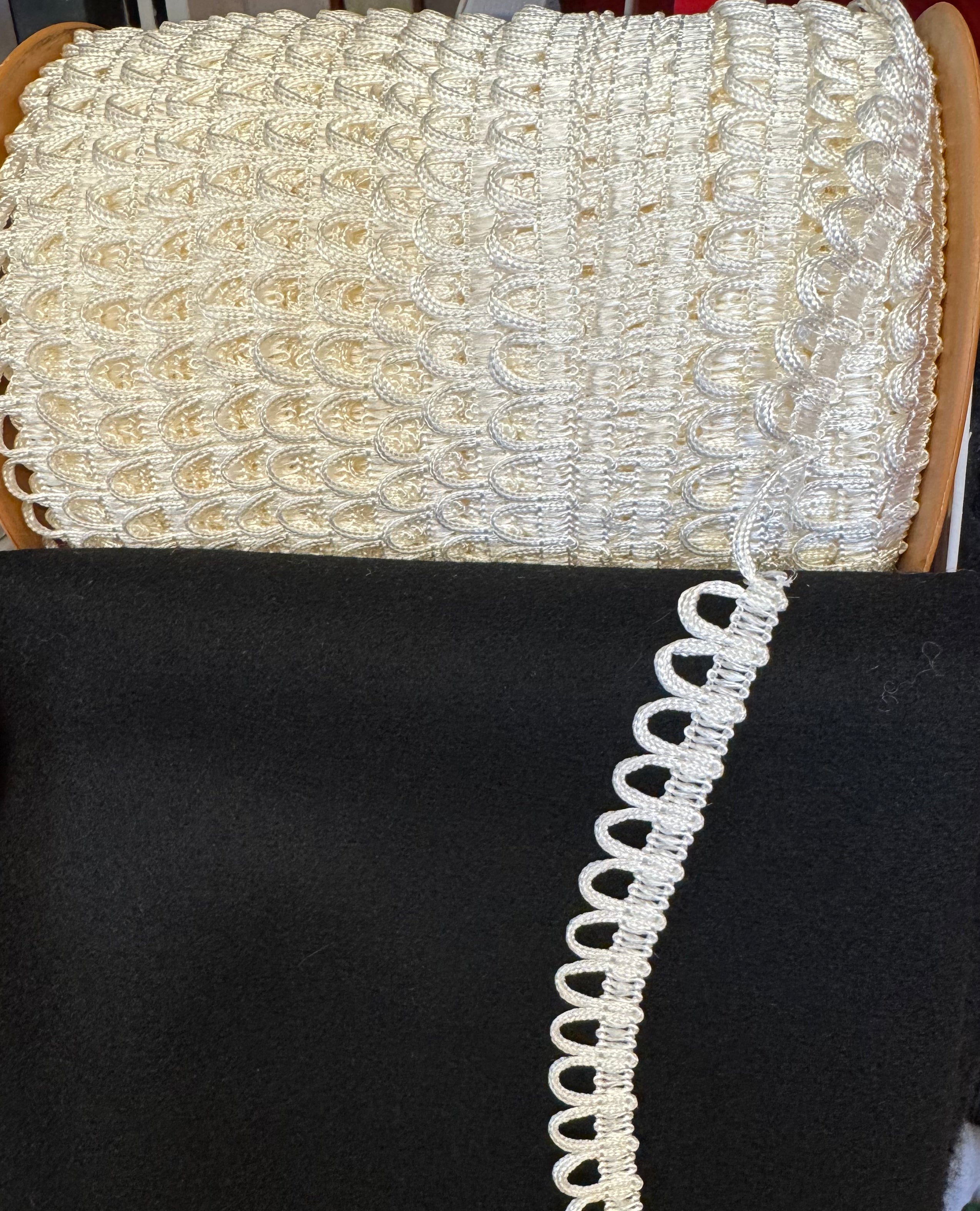 Lykkjur band hvítt uttan strekk 15 kr mtr.