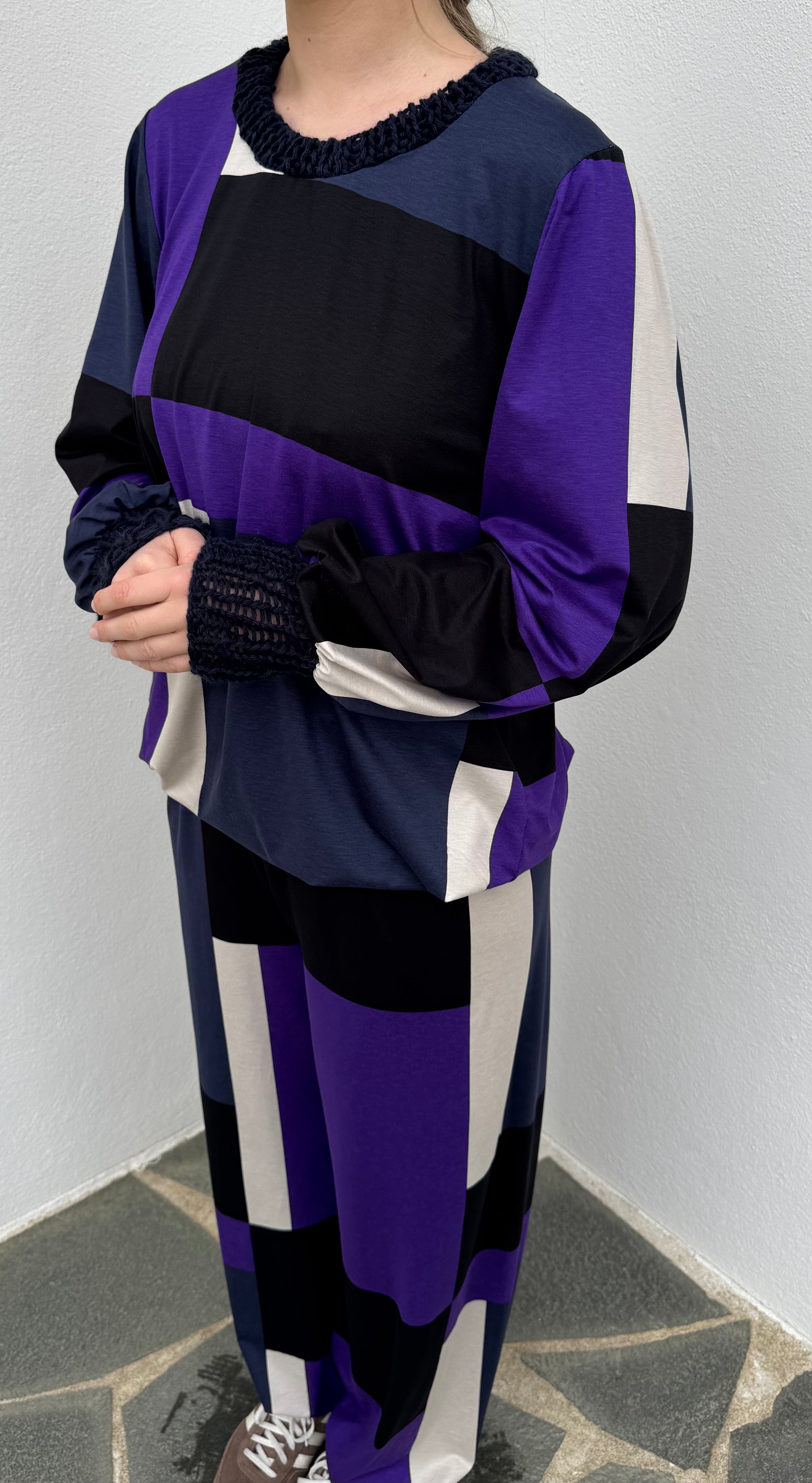 Sett buksir og blusa stødd L 996 kr. settið