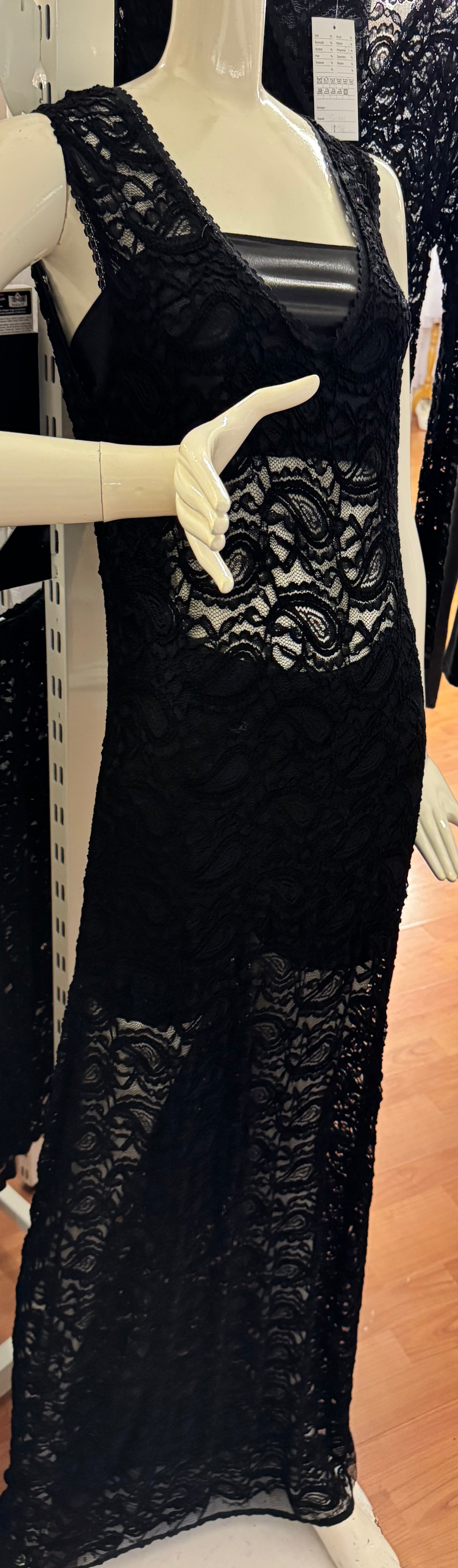 3 sløg av svørtum blondukjólum