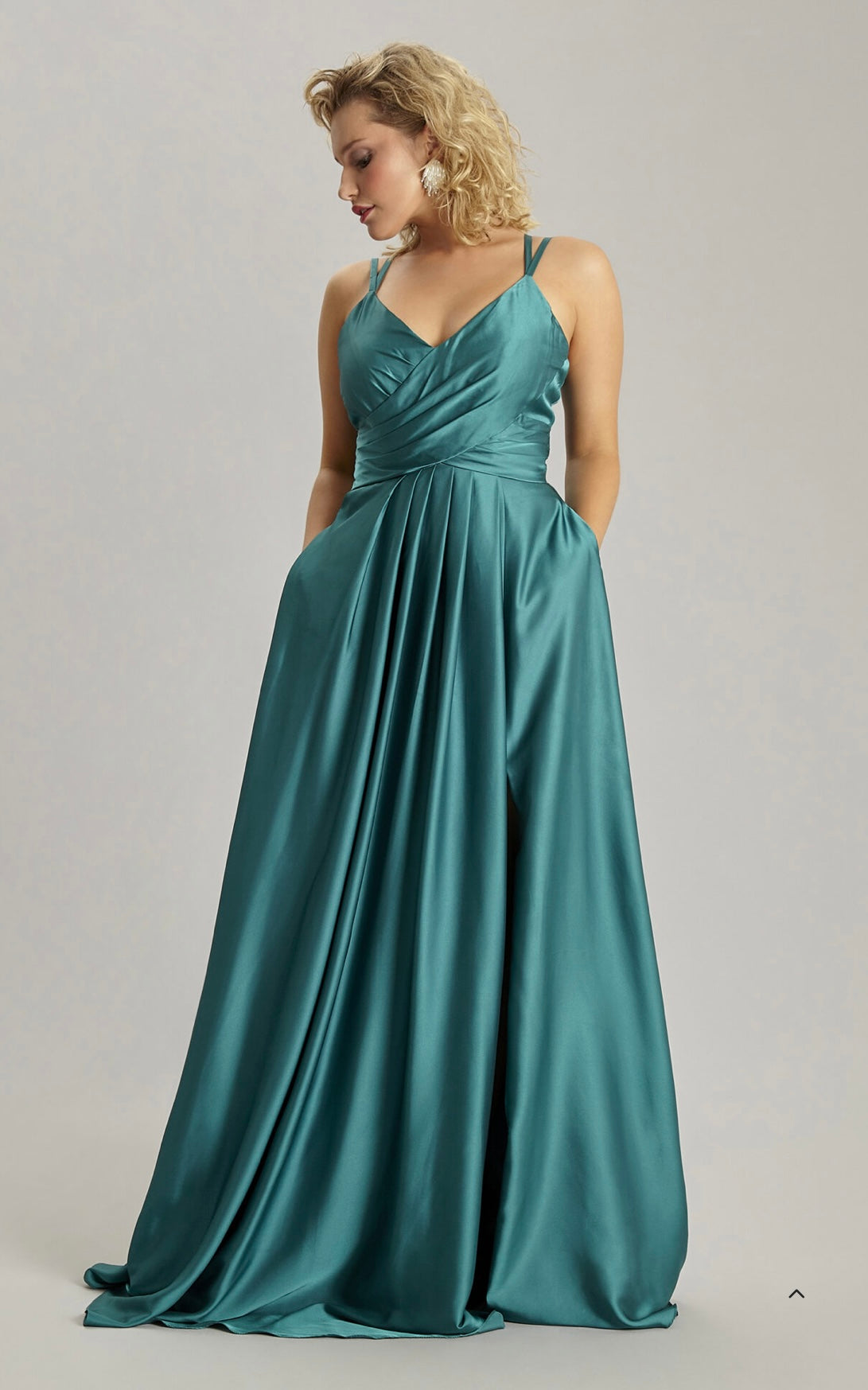 Myrkabláur og reyður veitslukjóli við bindibond aftan 2400 kr