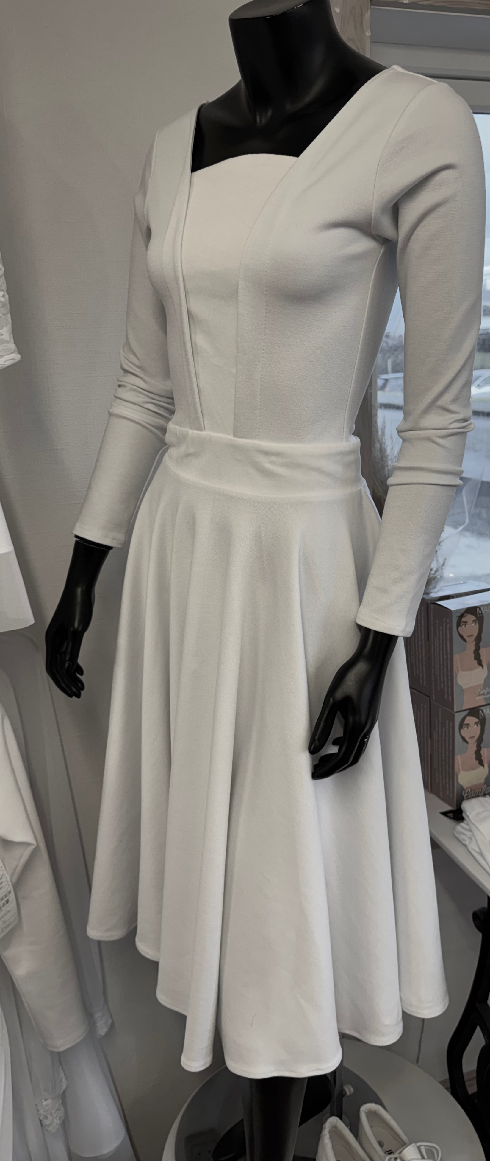 Fermingarkjóli líkist føroyskum klæðum