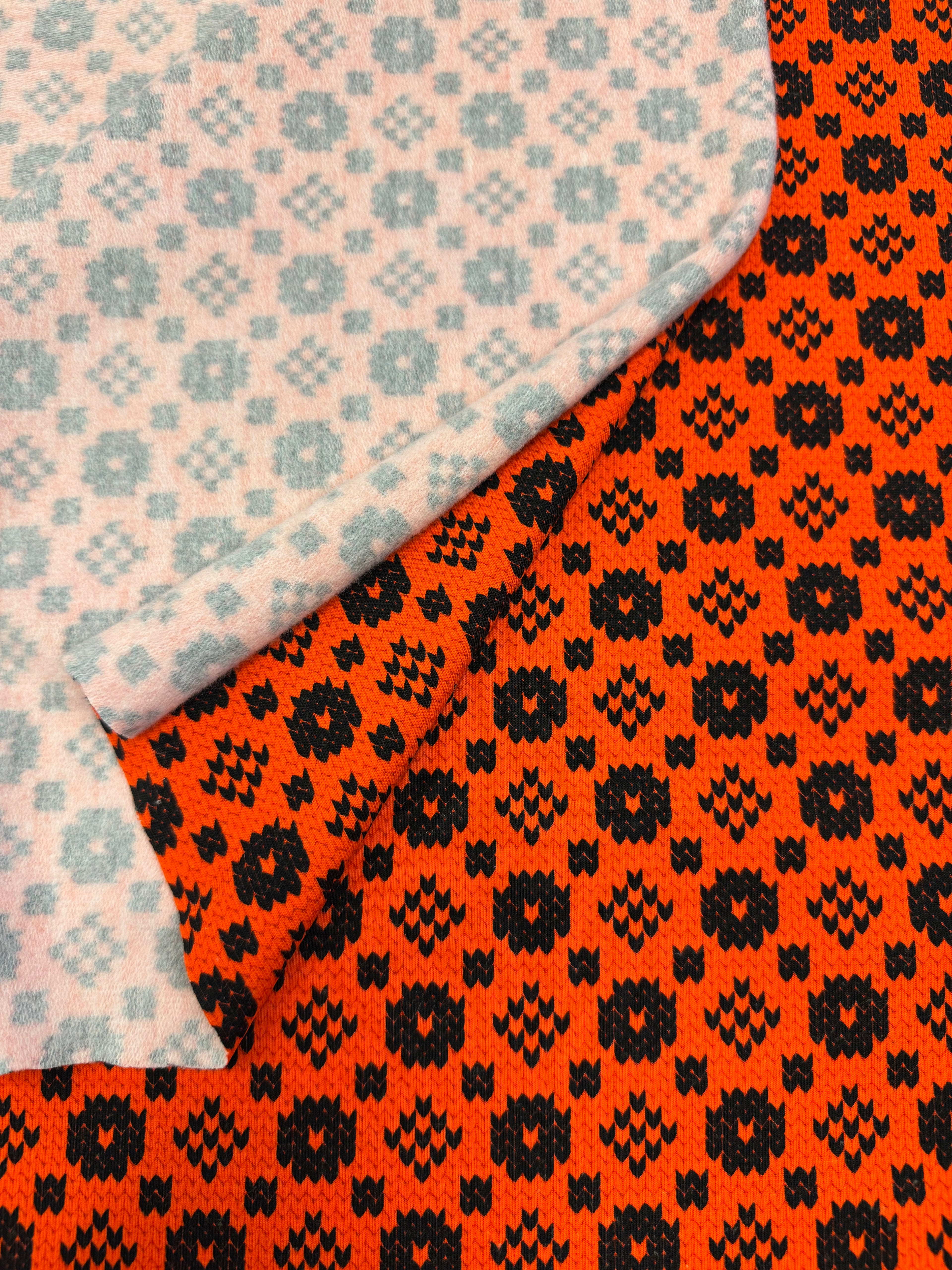 Bummull isoli meturvøra við føroyskum prenti á 199 kr mtr. reytt/svart og blátt/svart