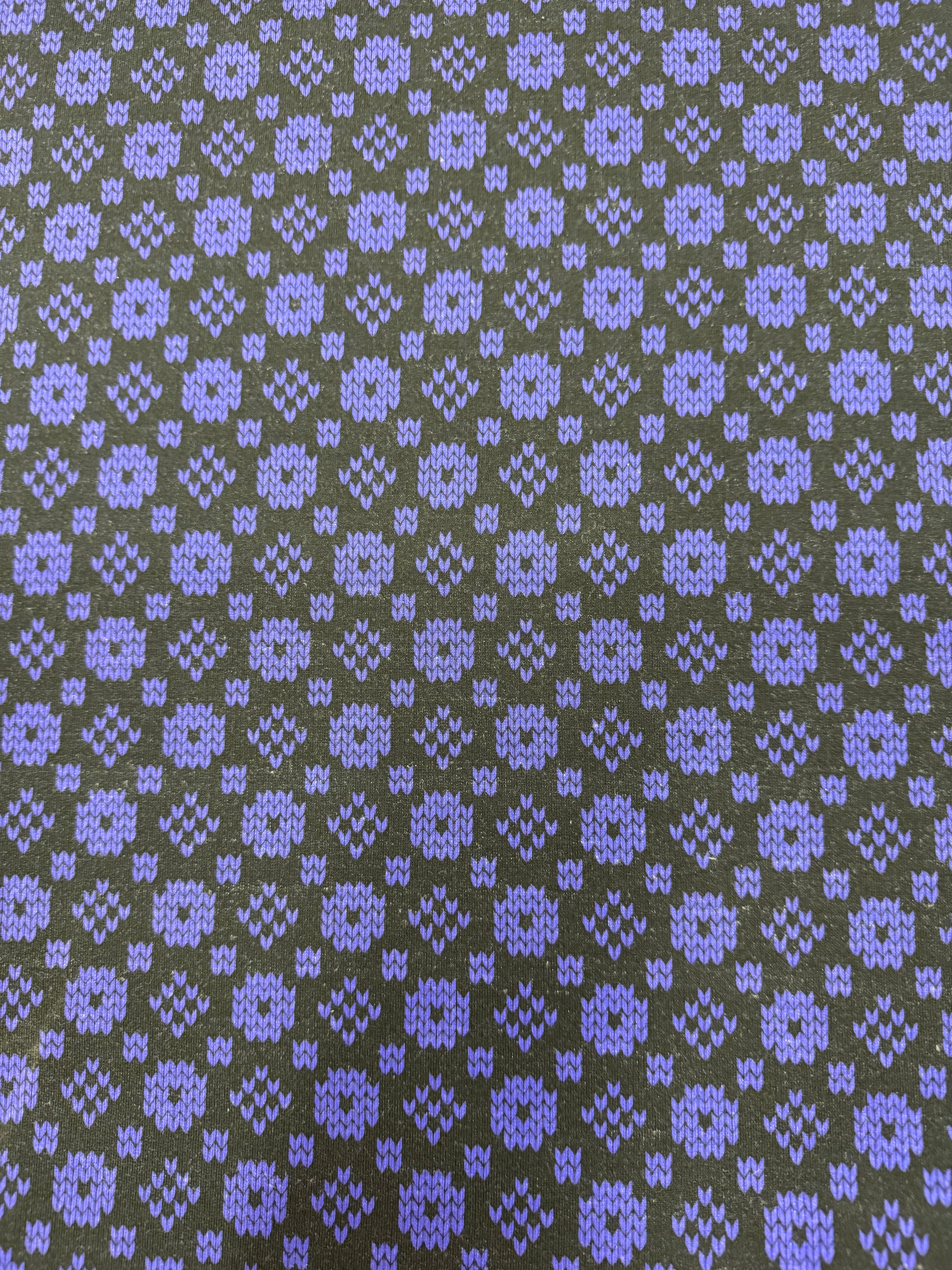 Bummull isoli meturvøra við føroyskum prenti á 199 kr mtr. reytt/svart og blátt/svart