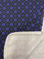 Bummull isoli meturvøra við føroyskum prenti á 199 kr mtr. reytt/svart og blátt/svart