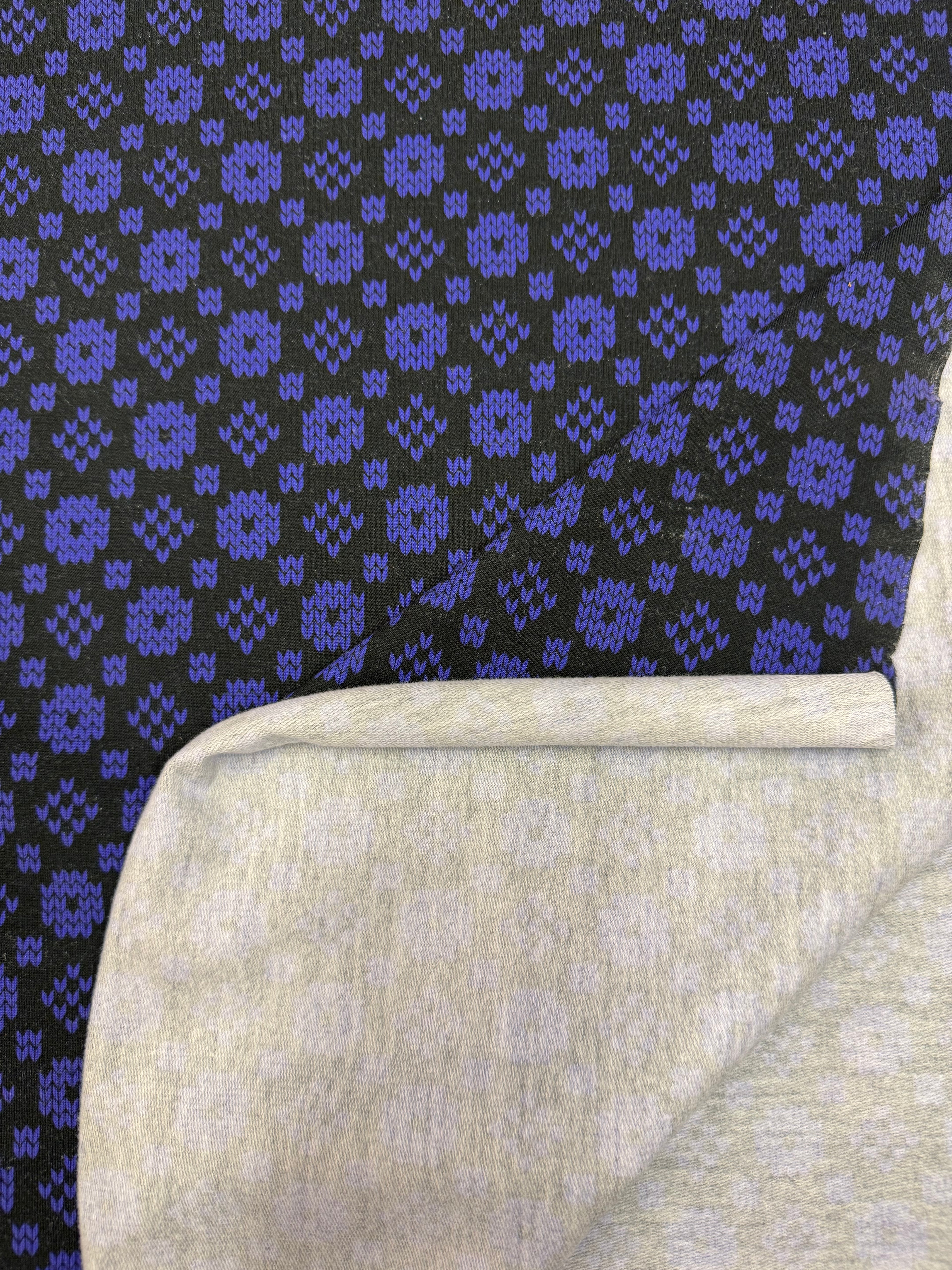 Bummull isoli meturvøra við føroyskum prenti á 199 kr mtr. reytt/svart og blátt/svart