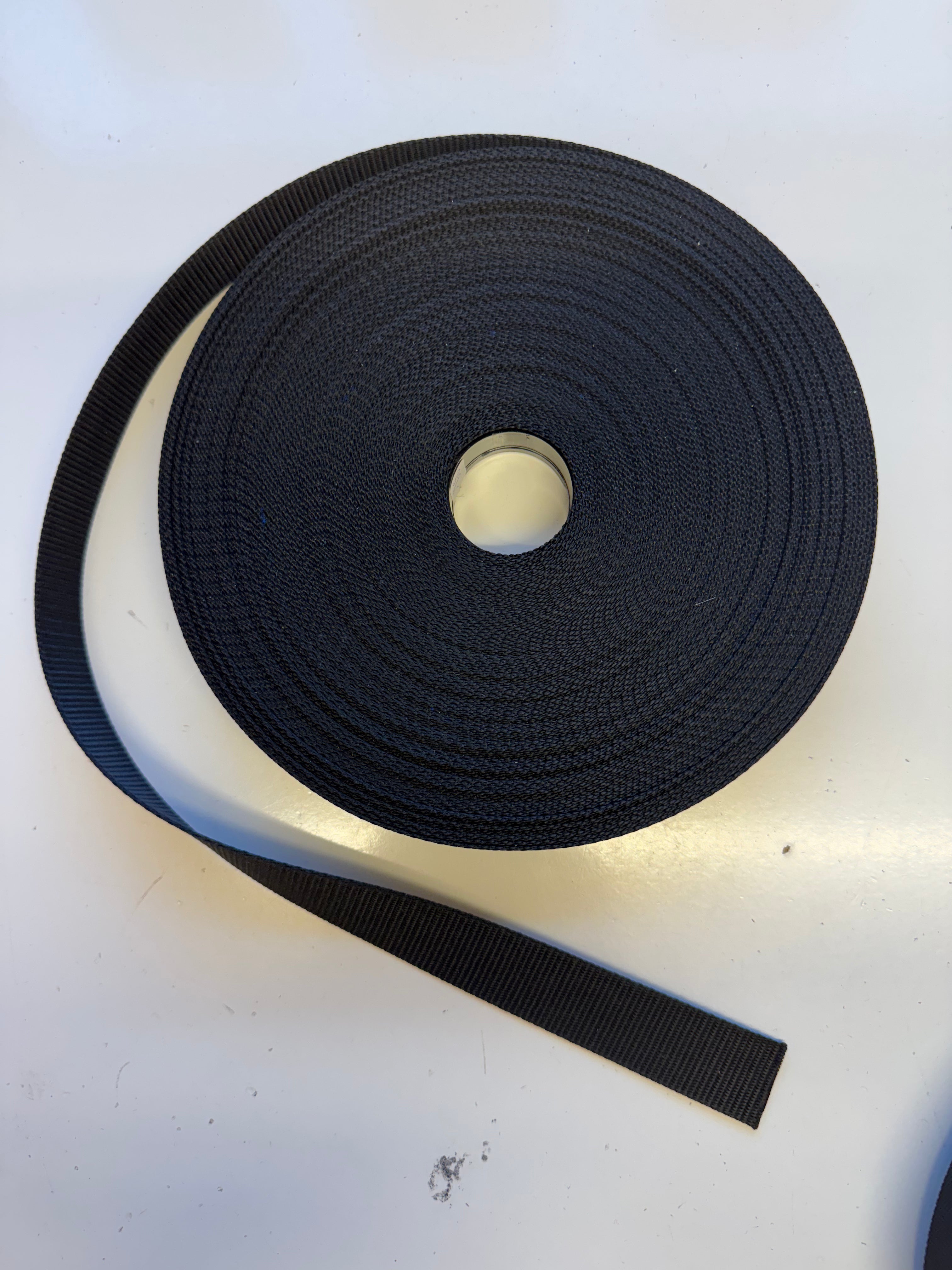 Svart neilon band til taskur 39 kr mtr.