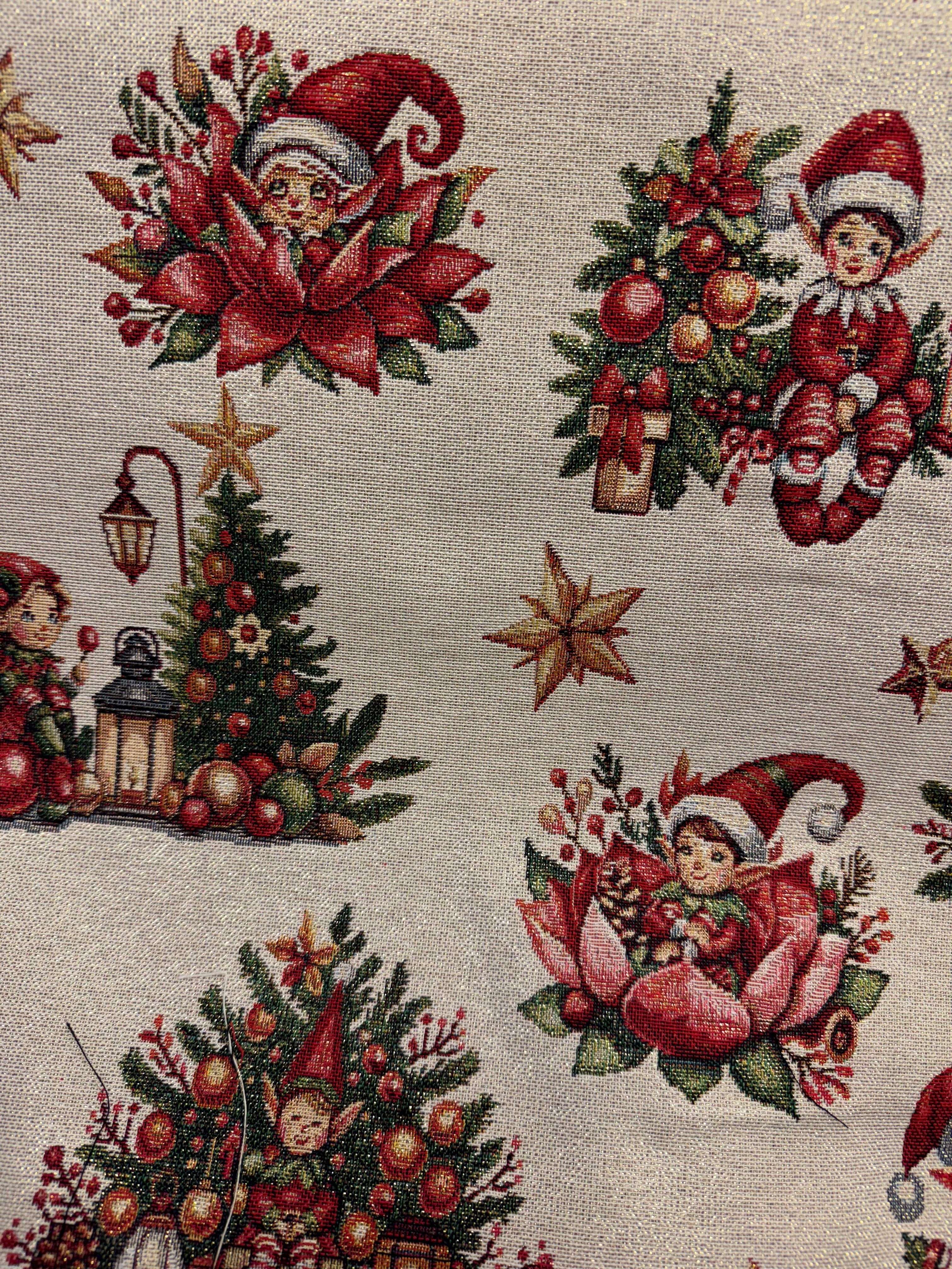 Jóla brokadestof 177 kr mtr.