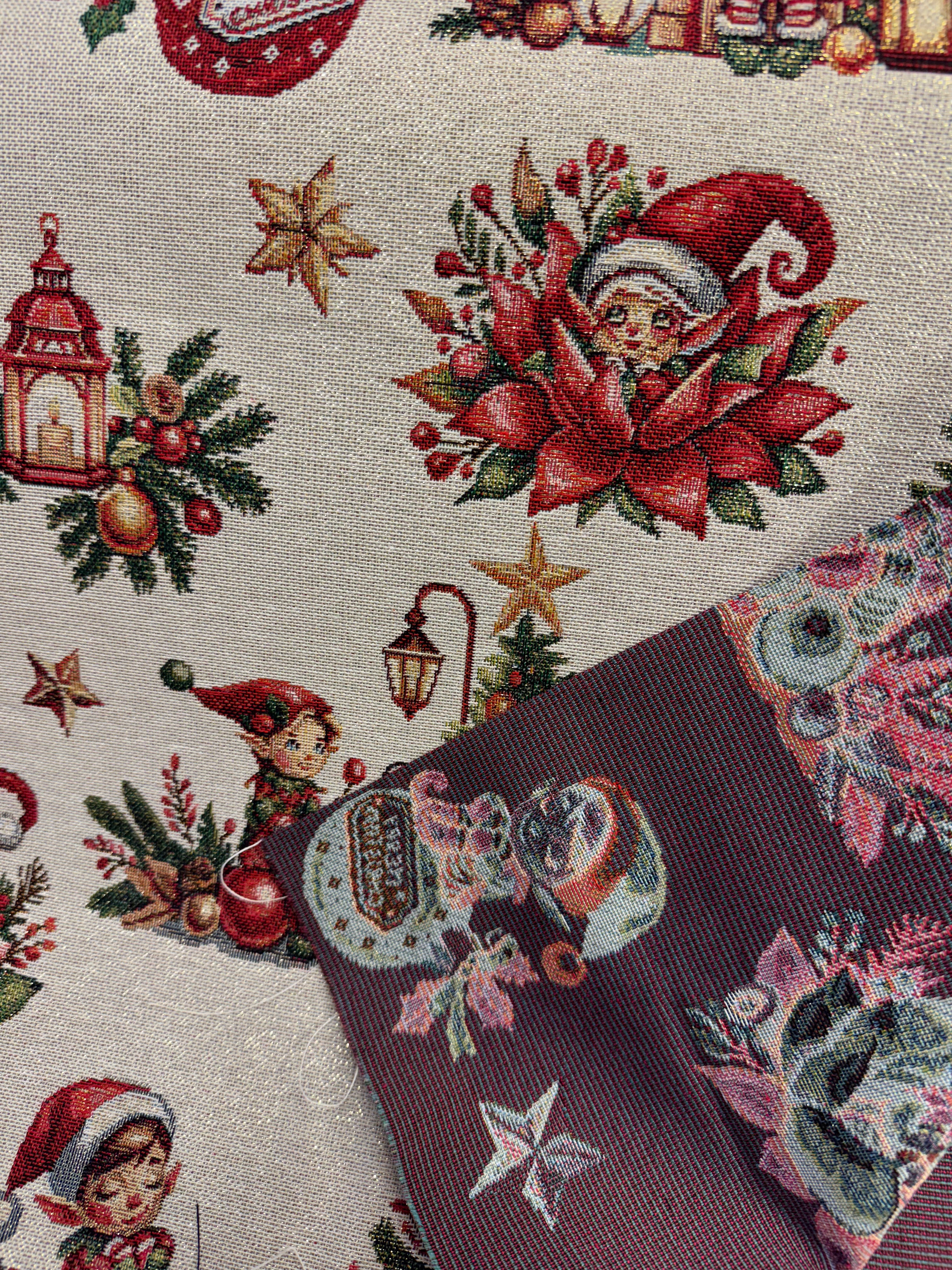 Jóla brokadestof 177 kr mtr.