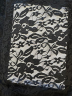 Svart blondustof 3 sløg 120 kr mtr.