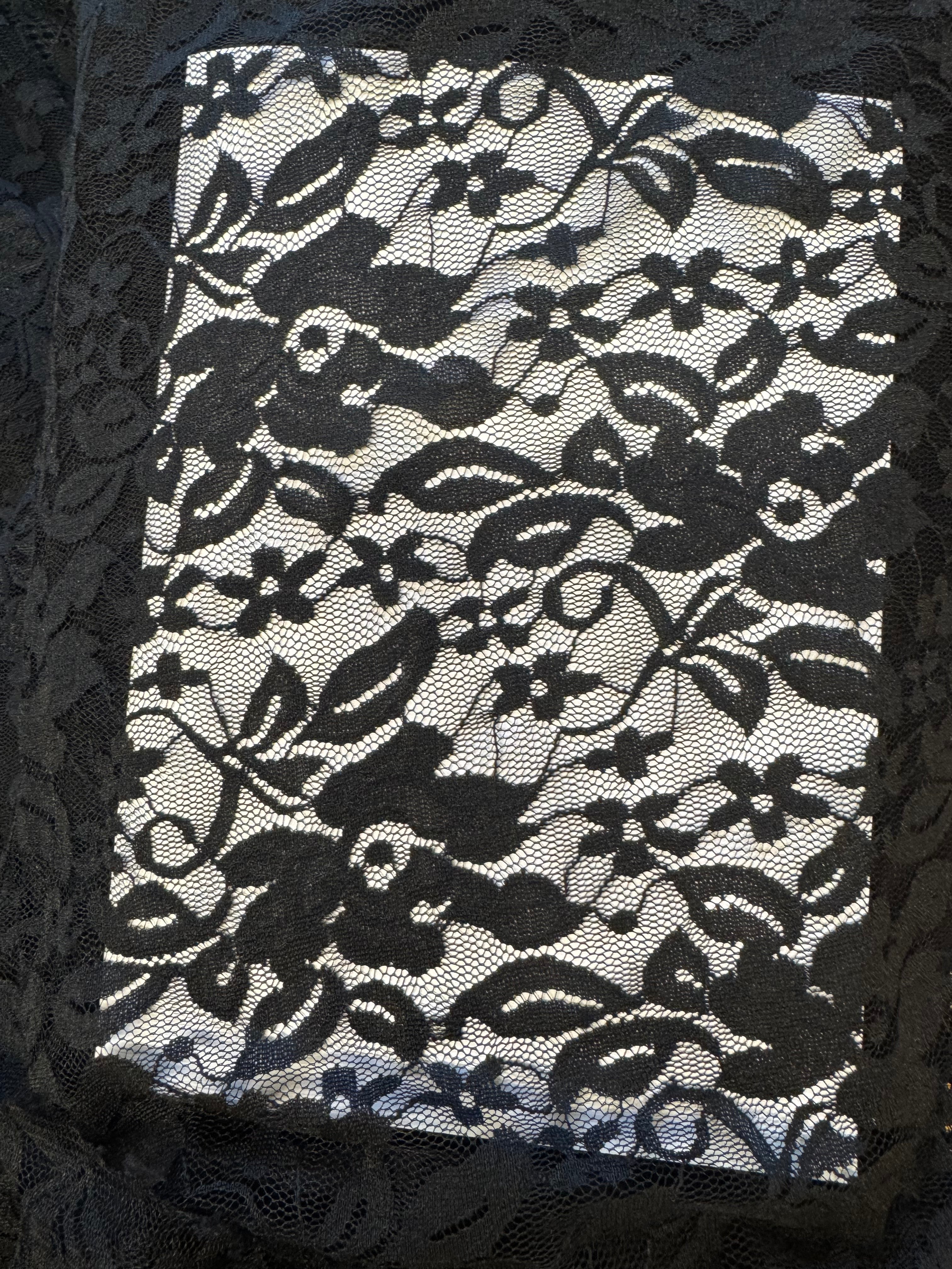 Svart blondustof 3 sløg 120 kr mtr.