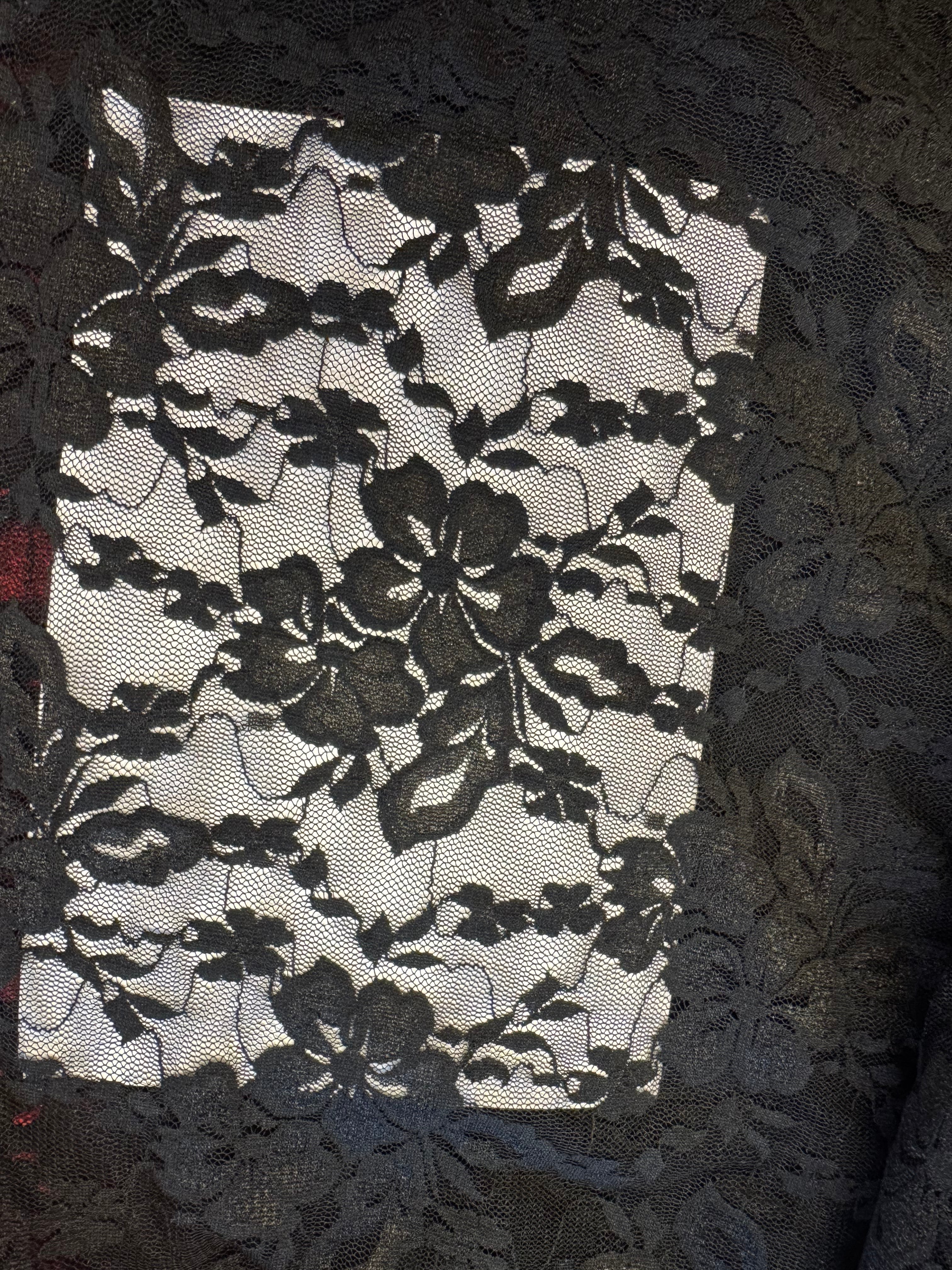 Svart blondustof 3 sløg 120 kr mtr.