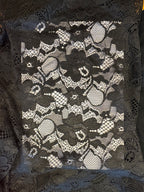 Svart blondustof 3 sløg 120 kr mtr.