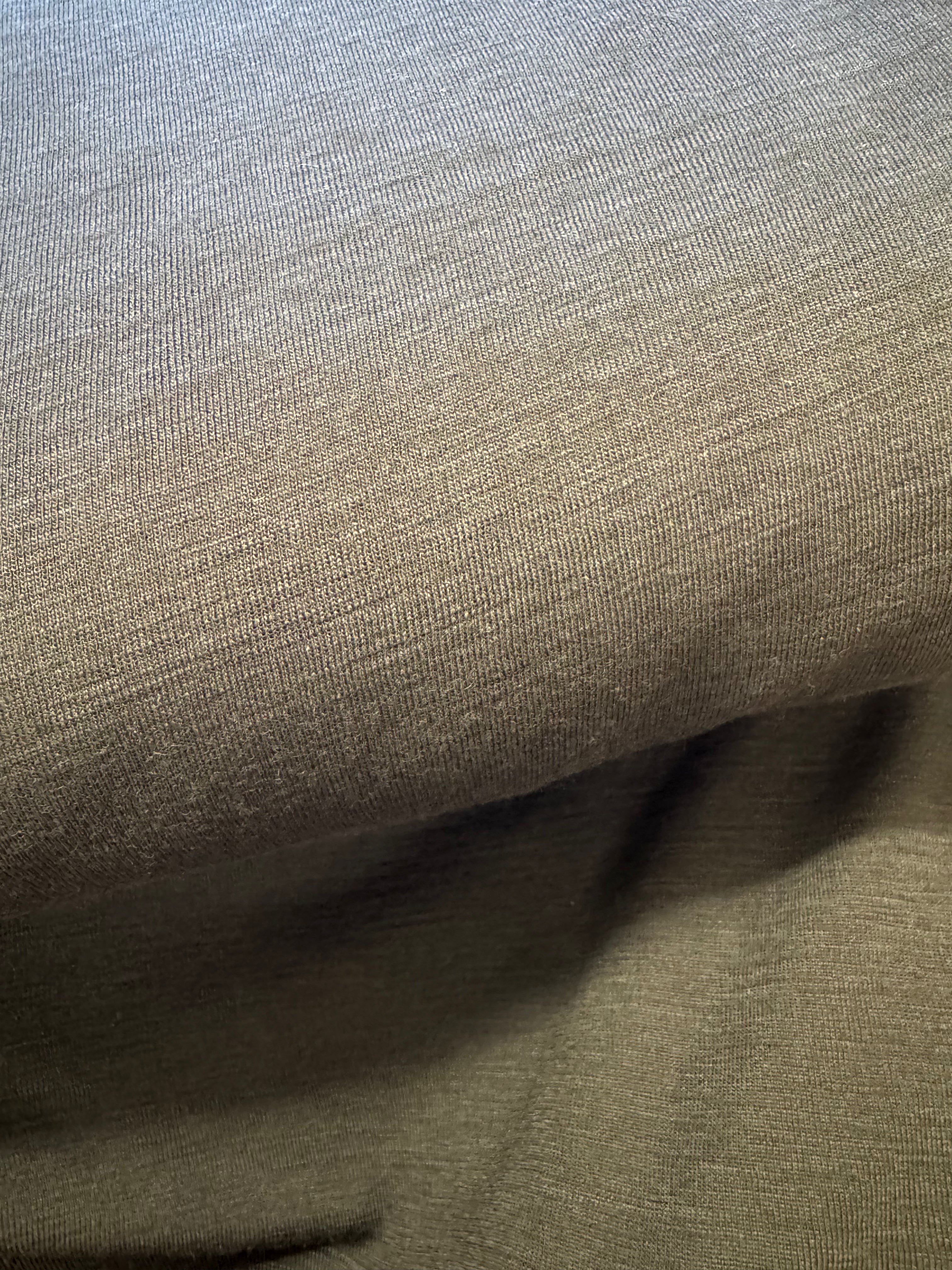 Svart og myrkablátt tunt ull strekk meturvøra 298 kr mtr.