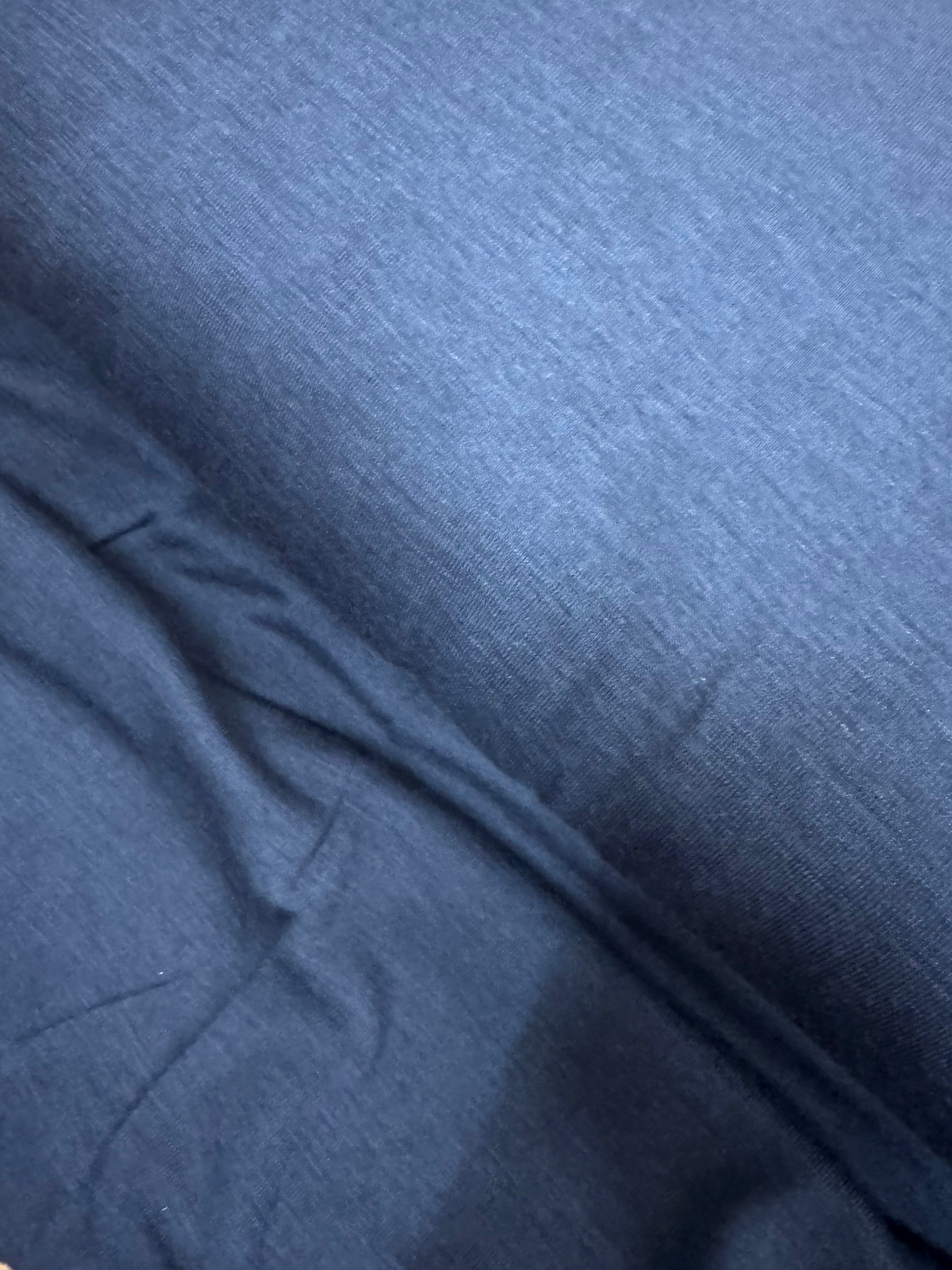 Svart og myrkablátt tunt ull strekk meturvøra 298 kr mtr.