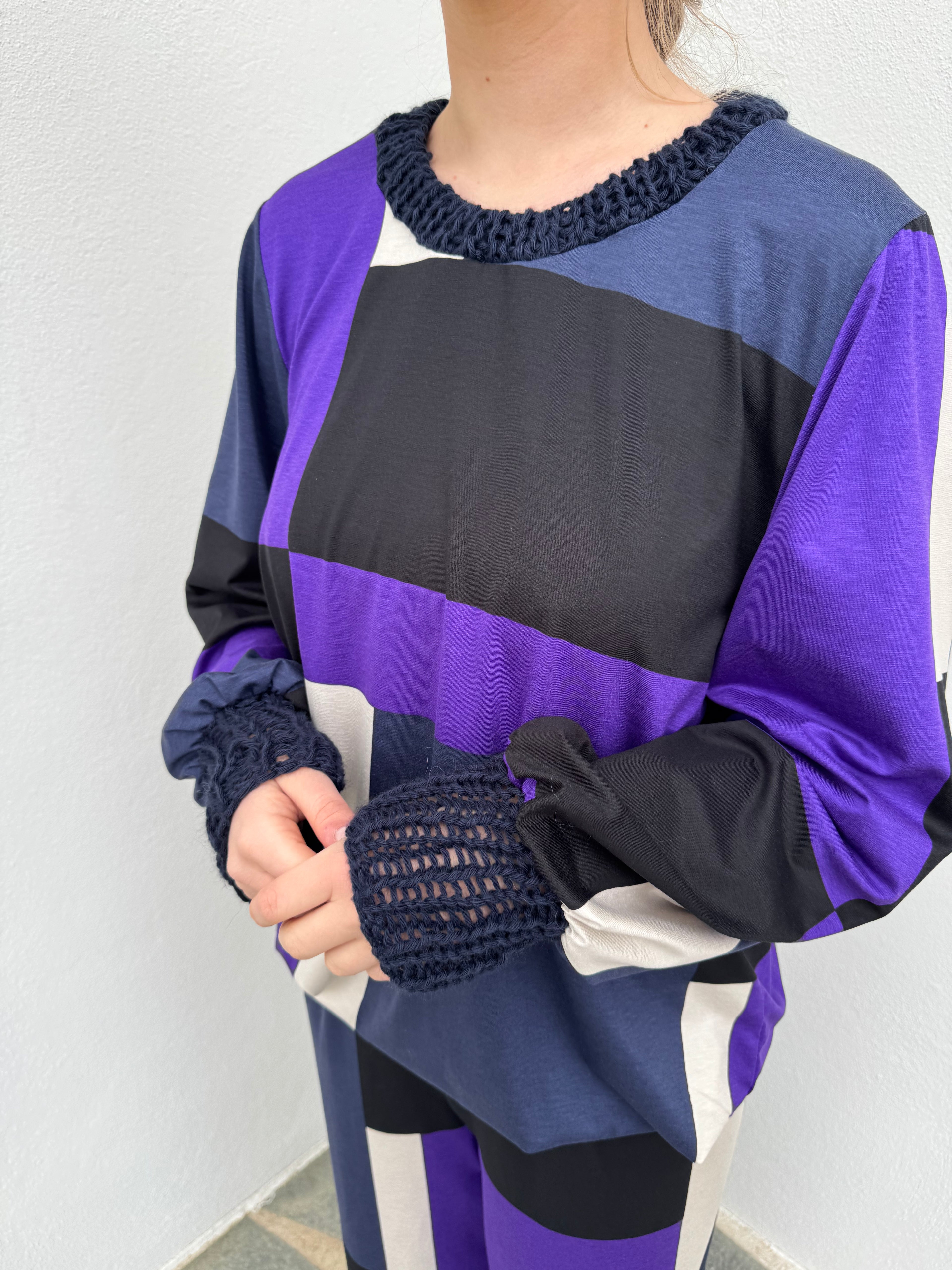 Sett buksir og blusa stødd L 996 kr. settið