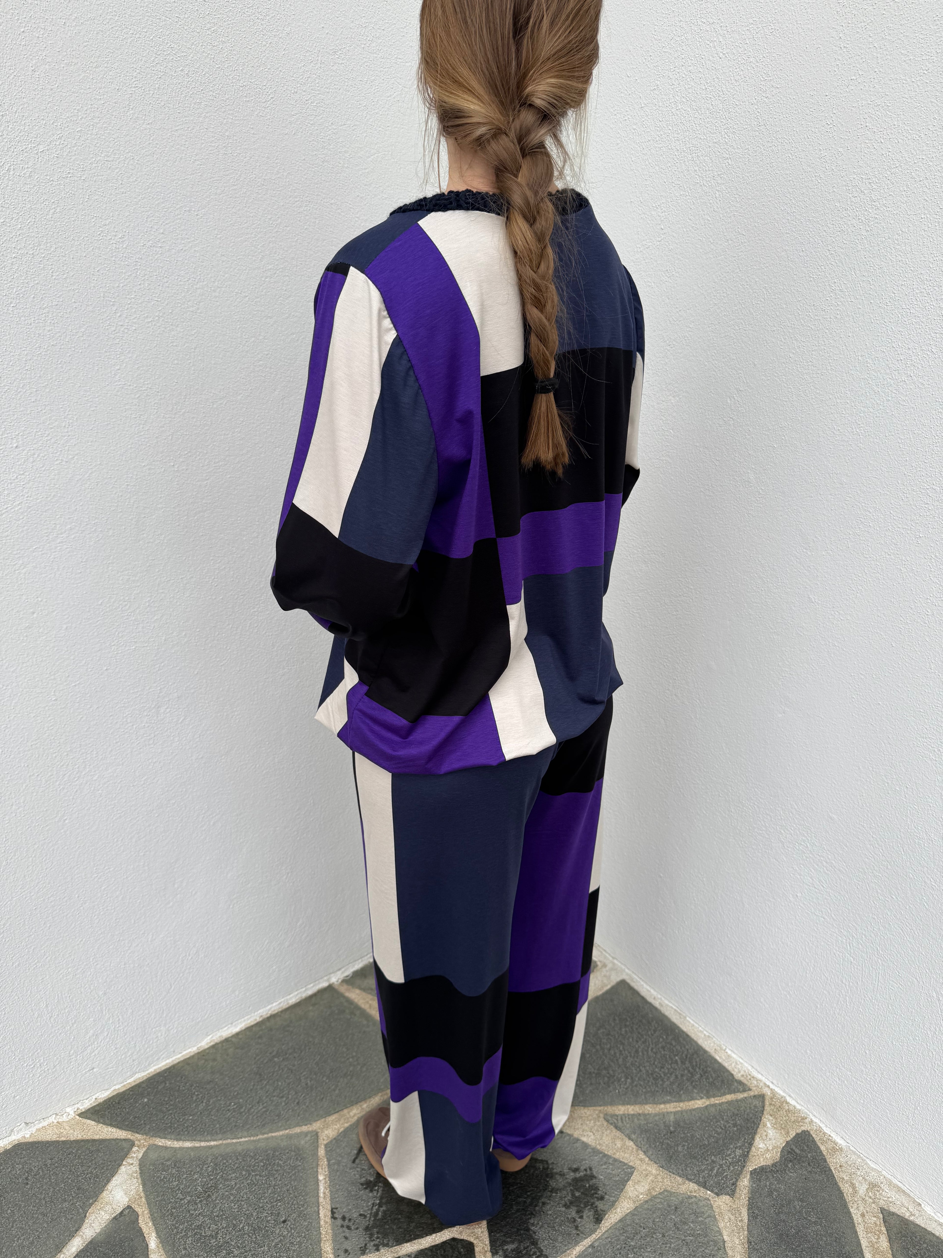 Sett buksir og blusa stødd L 996 kr. settið