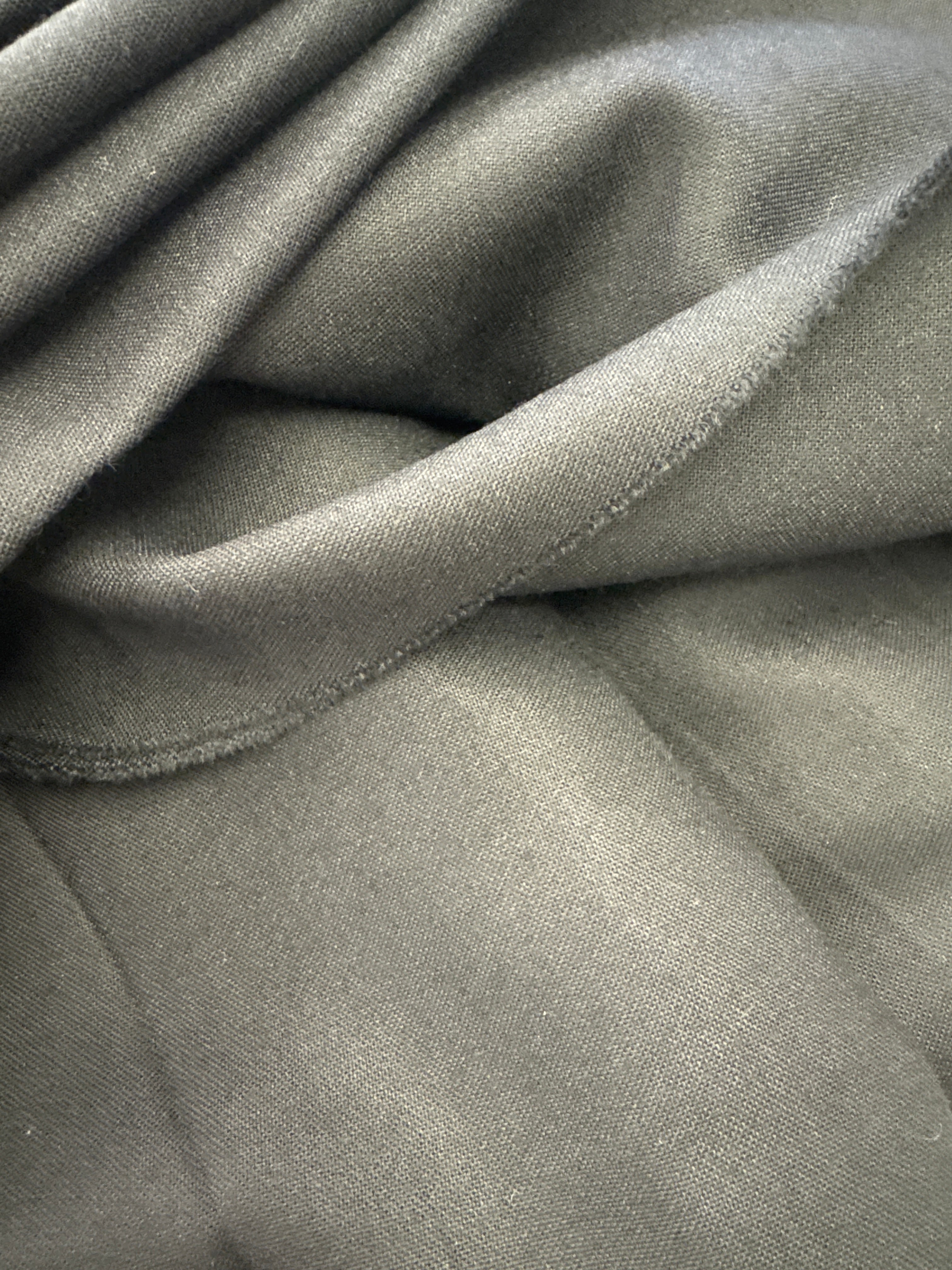 Svart prestakjólatoy til møttil og skjúrt