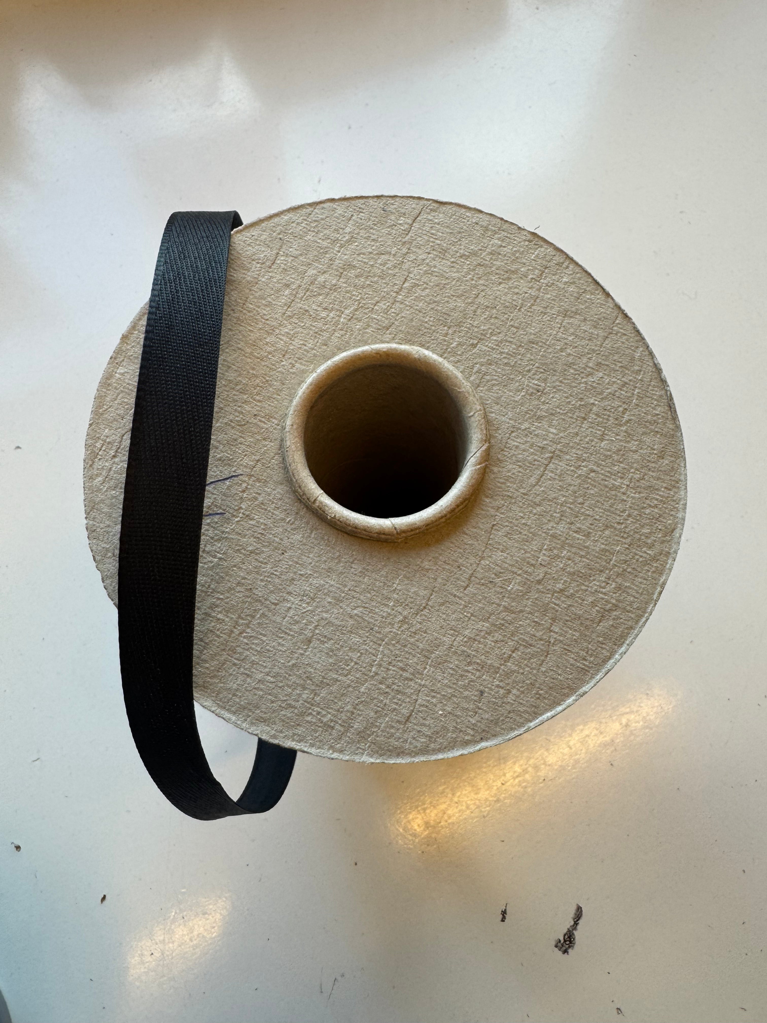 Slitband til skjúrt